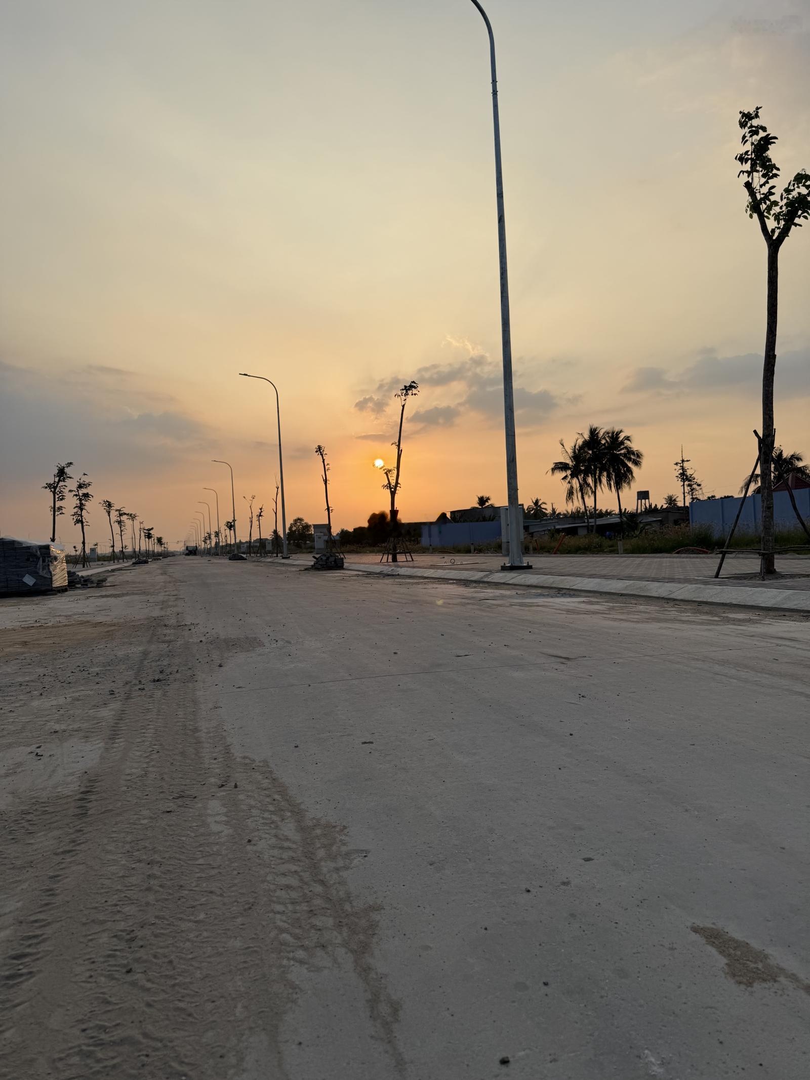 Nền đẹp 5x26m đường 20m vỉa hè rộng 6m. Kết nối Võ Văn Kiệt nối dài. Sổ sẵn. NH hỗ trợ 75% 40 năm