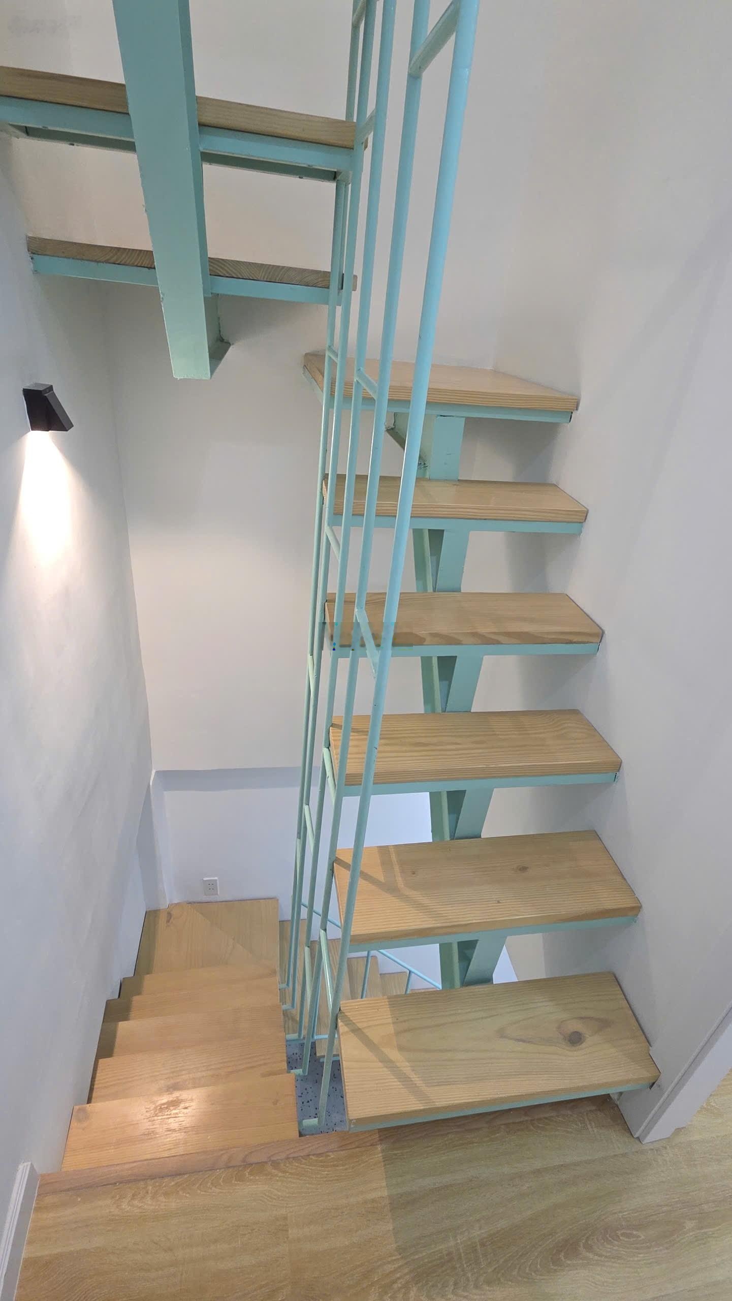 Nhà mới 3 tầng Bến Văn Đồn 2 PN - F6 Q4