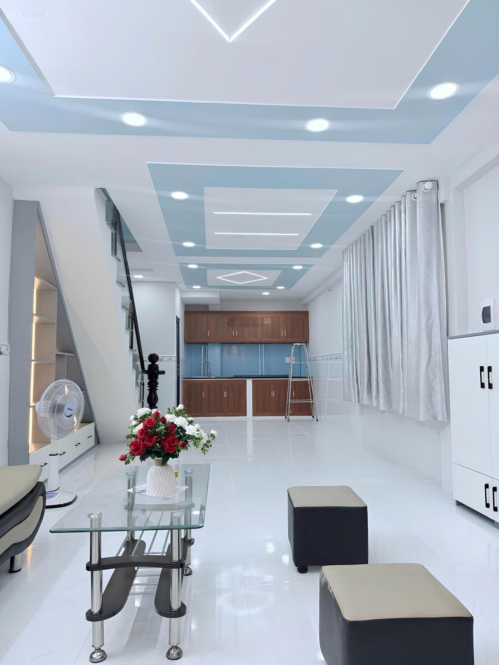 Đường Xe Hơi Cách Vài Bước - Cạnh Tô Hiệu - Nhà Đúc 2 Tầng - chỉ 4ty xíu