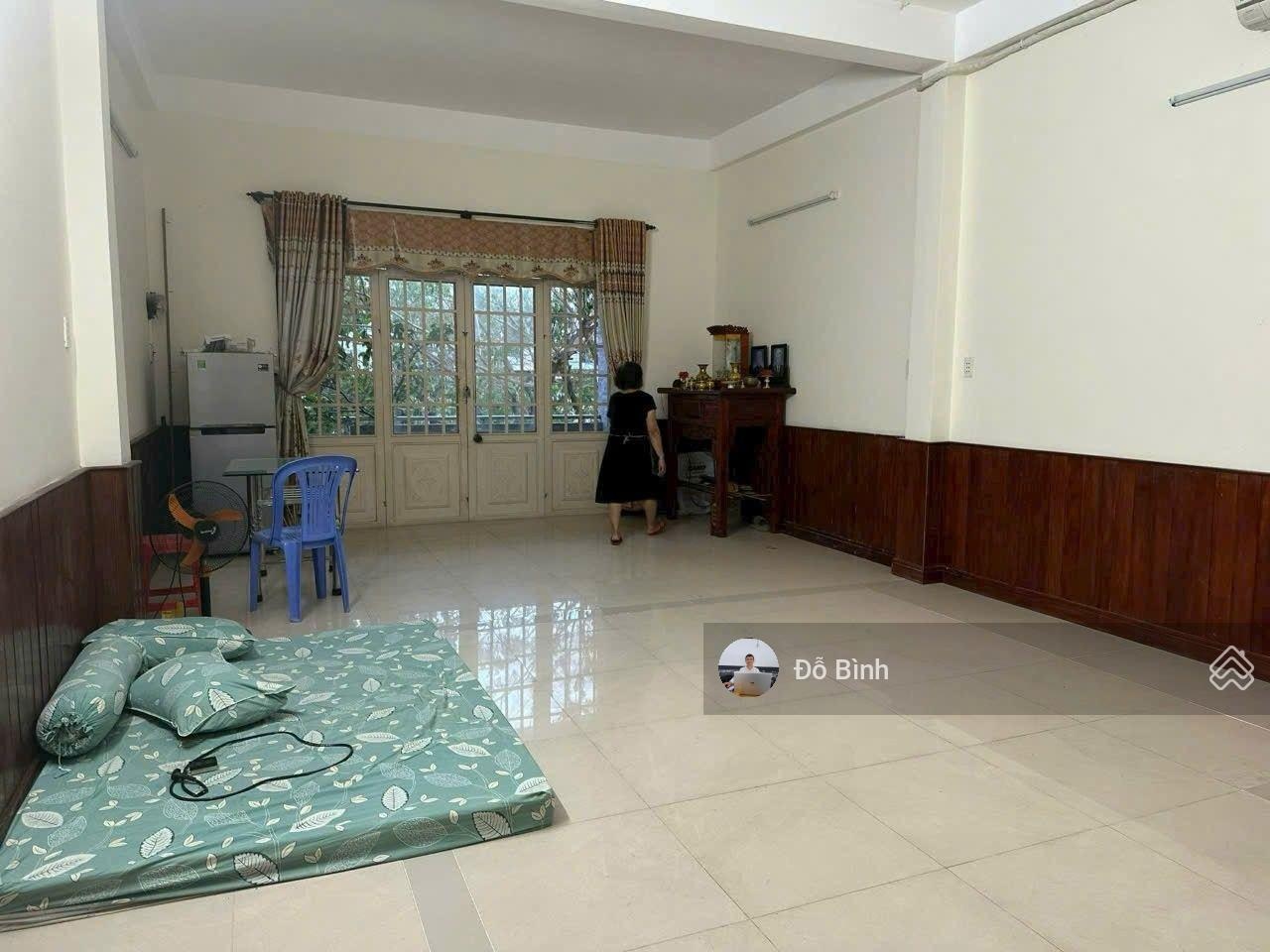 Cho thuê nhà 2 tầng đường 10m5: gần phan đăng lưu - tầng 1 thông suốt