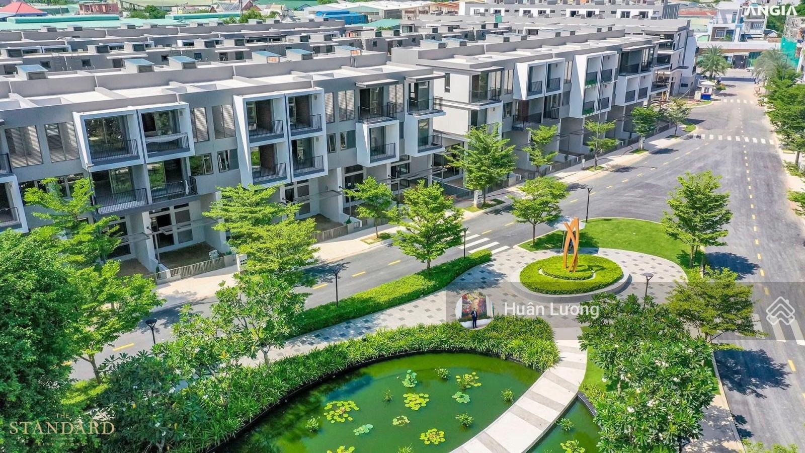 Kẹt tiền cần bán gấp căn nhà phố DT 5x17, 2 lầu đối diện khu clubhouse hồ bơi, sổ hồng trao tay