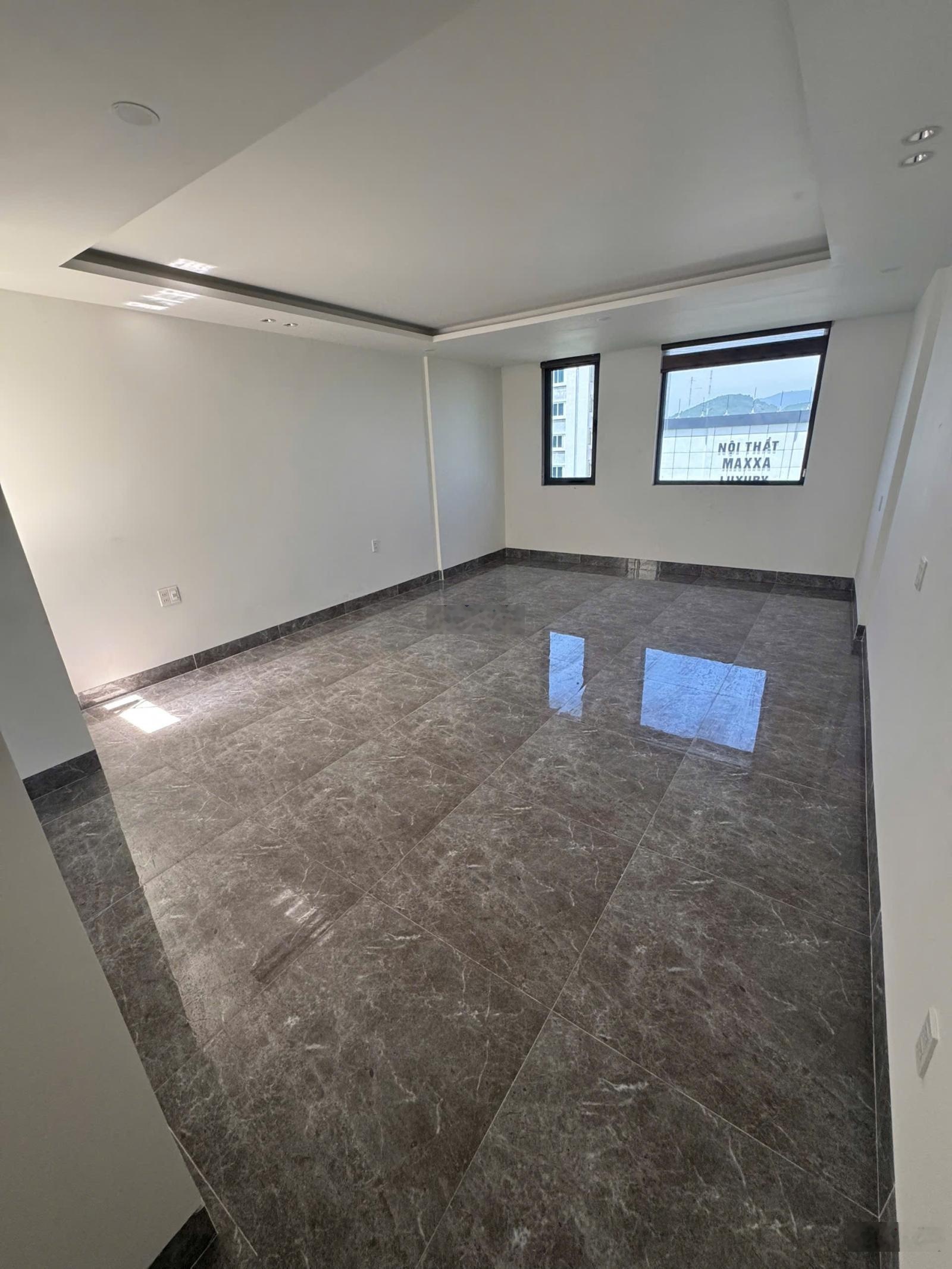 Chính chủ gửi bán nhanh nhà 6 tầng 1 tum đường nguyễn hữu thọ sát vinmec ra sân bay 2 phút