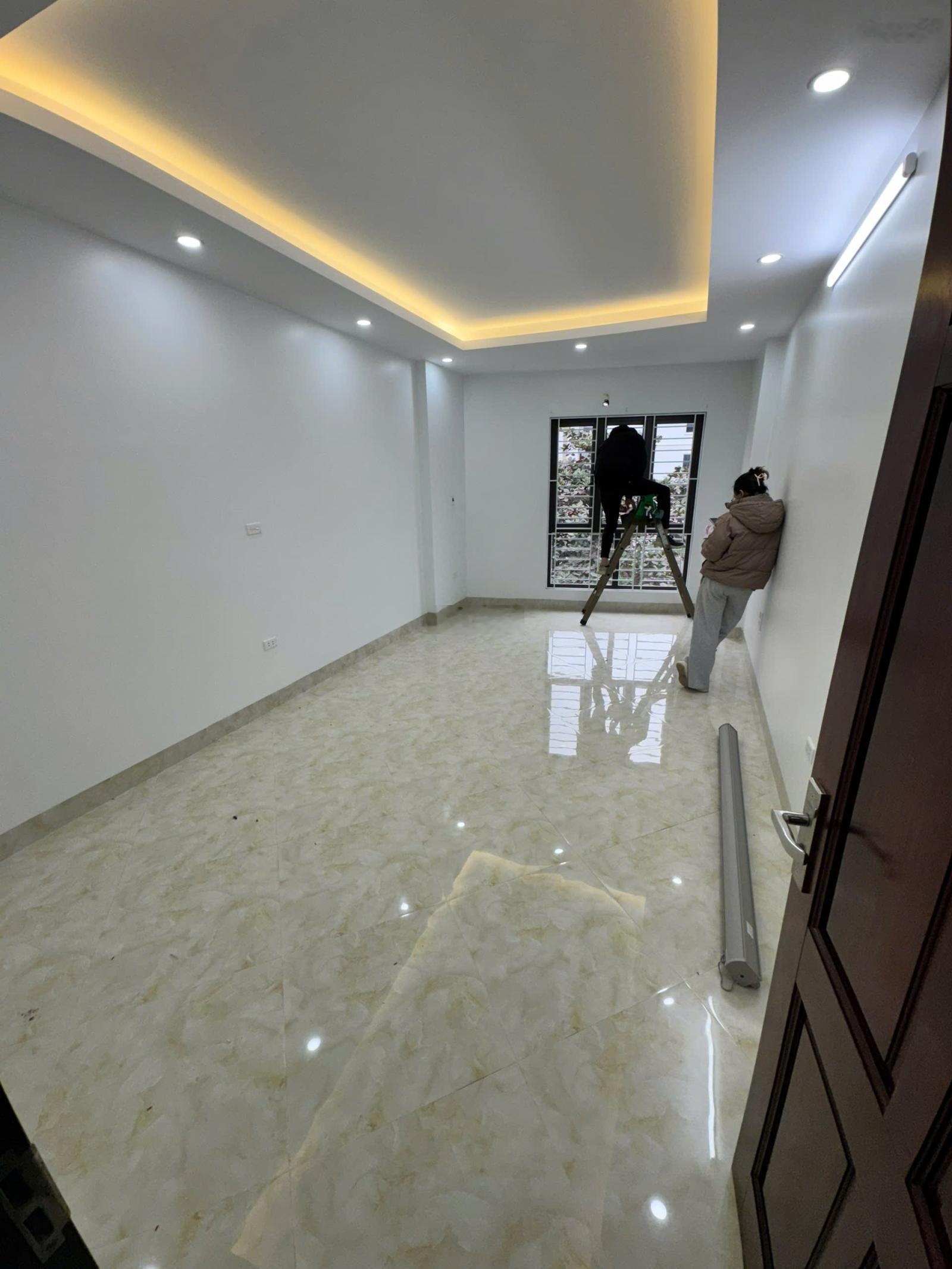 CHỈ HƠN 8 TỶ - NHÀ Ô TÔ TRÁNH - VỈA HÈ - Gara ô tô - 5,5 tầng - Trung tâm Hà Nội - Kinh doanh được.