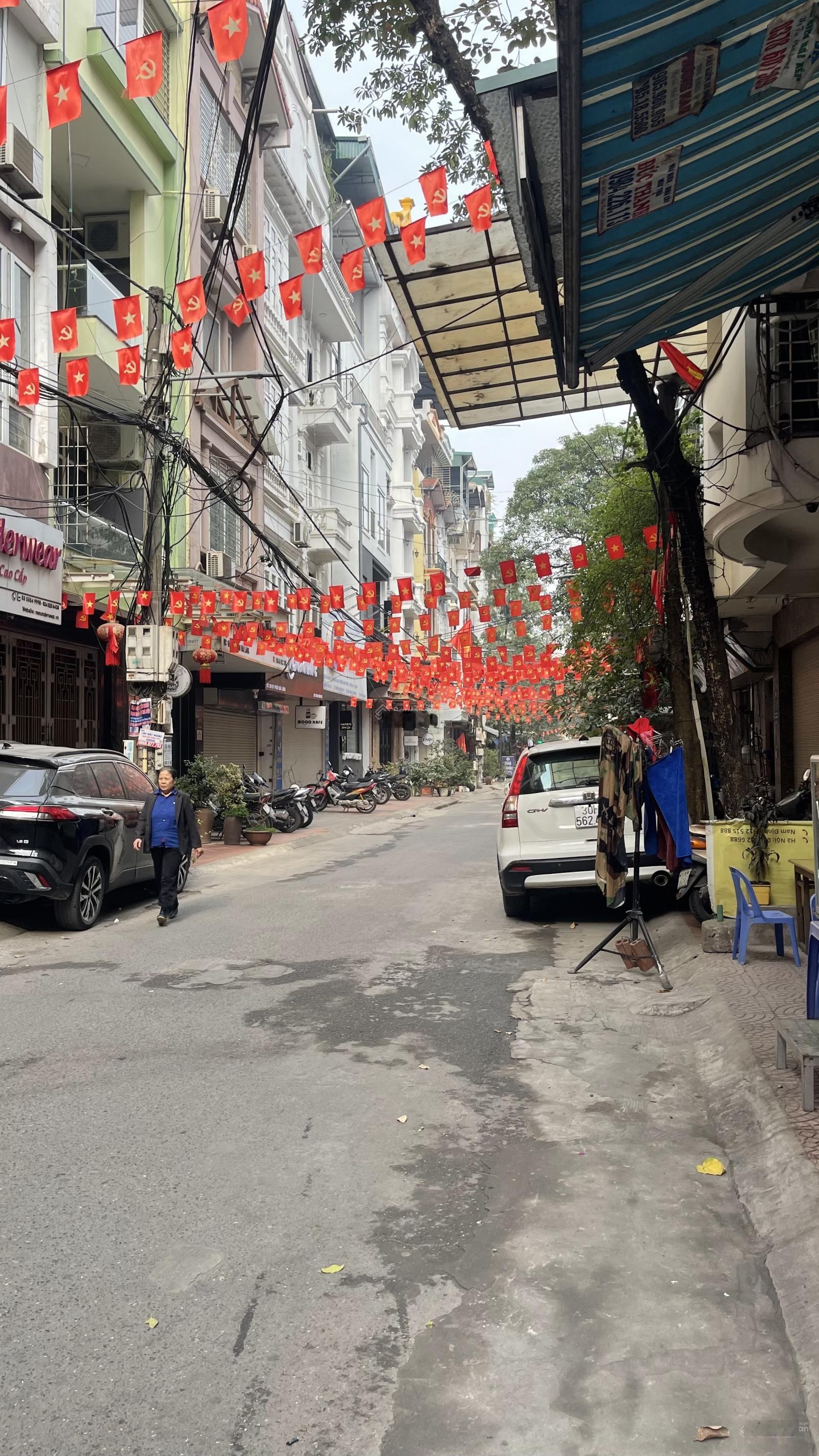 Bán gấp 60m2 Đường Láng - Đống Đa, vị trí đẹp, full nội thất, ô tô tránh, gần ĐH VH Nghệ Thuật QĐ