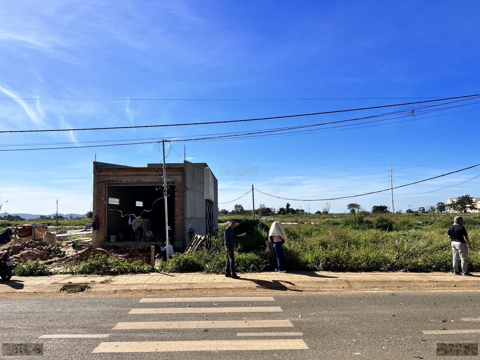 Mặt tiền Phạm Ngũ Lão khu hành chính xã Đức Trọng đối diện trường Lương Thế Vinh