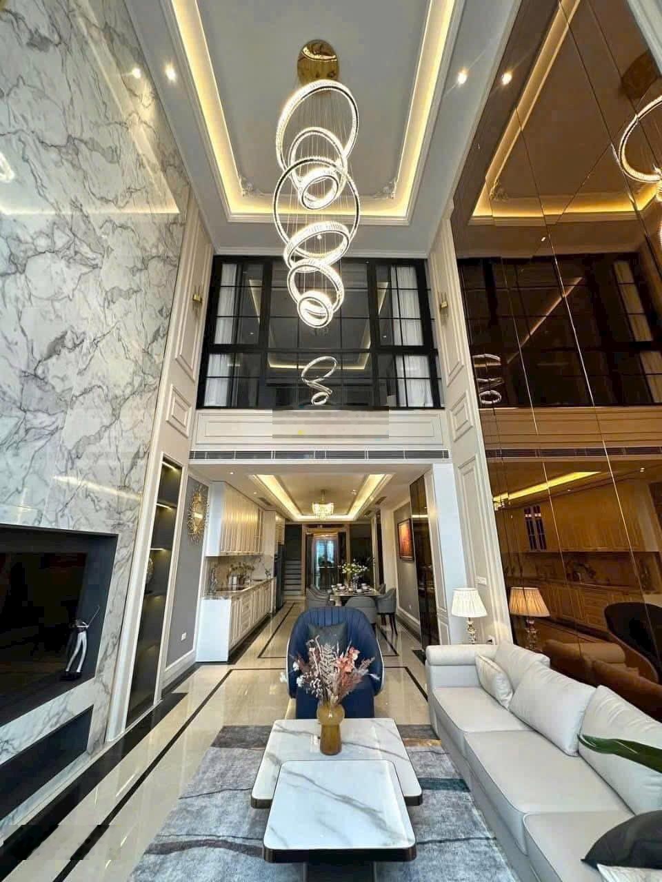 MẶT PHỐ LONG BIÊN, DT 71m2 MT 4,6.Nhà 8 tầng duplex,thang máy nhập khẩu,full nội thất cao cấp.