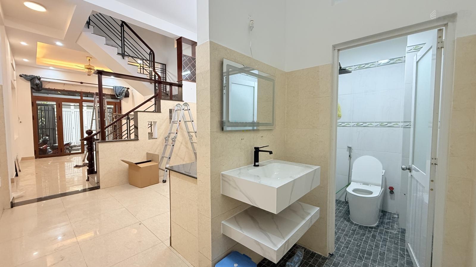 Nhà 4.2x12.6m - 2 lầu sân thượng. Đi bộ ra chợ Vườn Lài - An Phú Đông