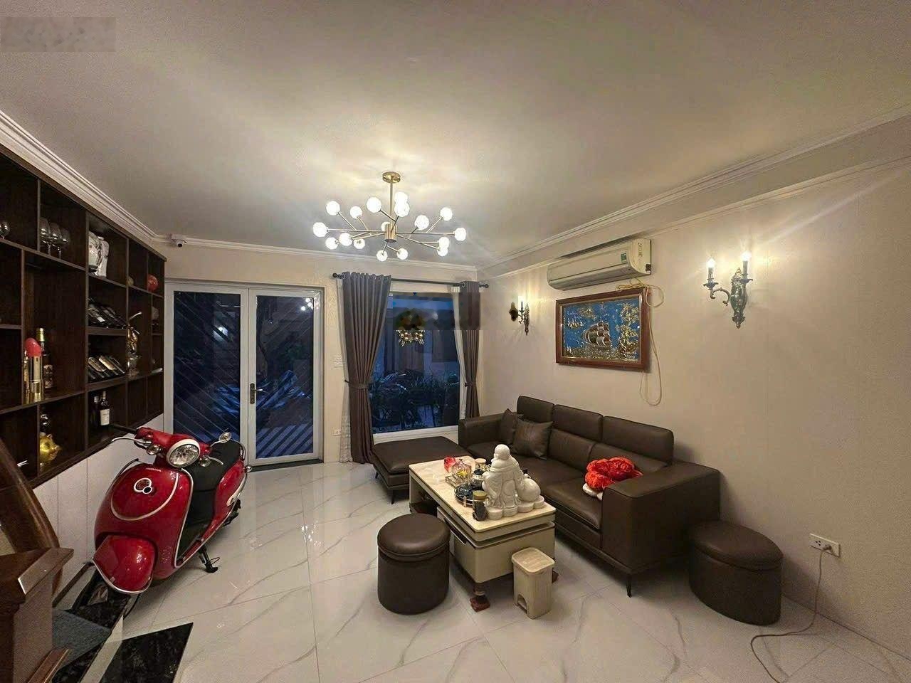 GẦN BỐT HÀNG ĐẬU, HÀNG THAN - SÁT HỒ GƯƠM- VỊ TRÍ ĐẮC ĐỊA- 3 tầng,1 tum, ngõ rộng thoáng, gần phố