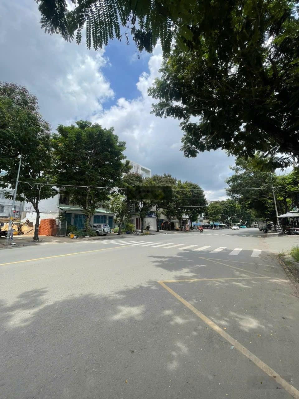 Chủ nhà đi định cư bán nhà đường 12m Đặng Thuỳ Trâm sát ĐH Văn Lang-4 tầng4x15m khu đồng bộ cao cấp