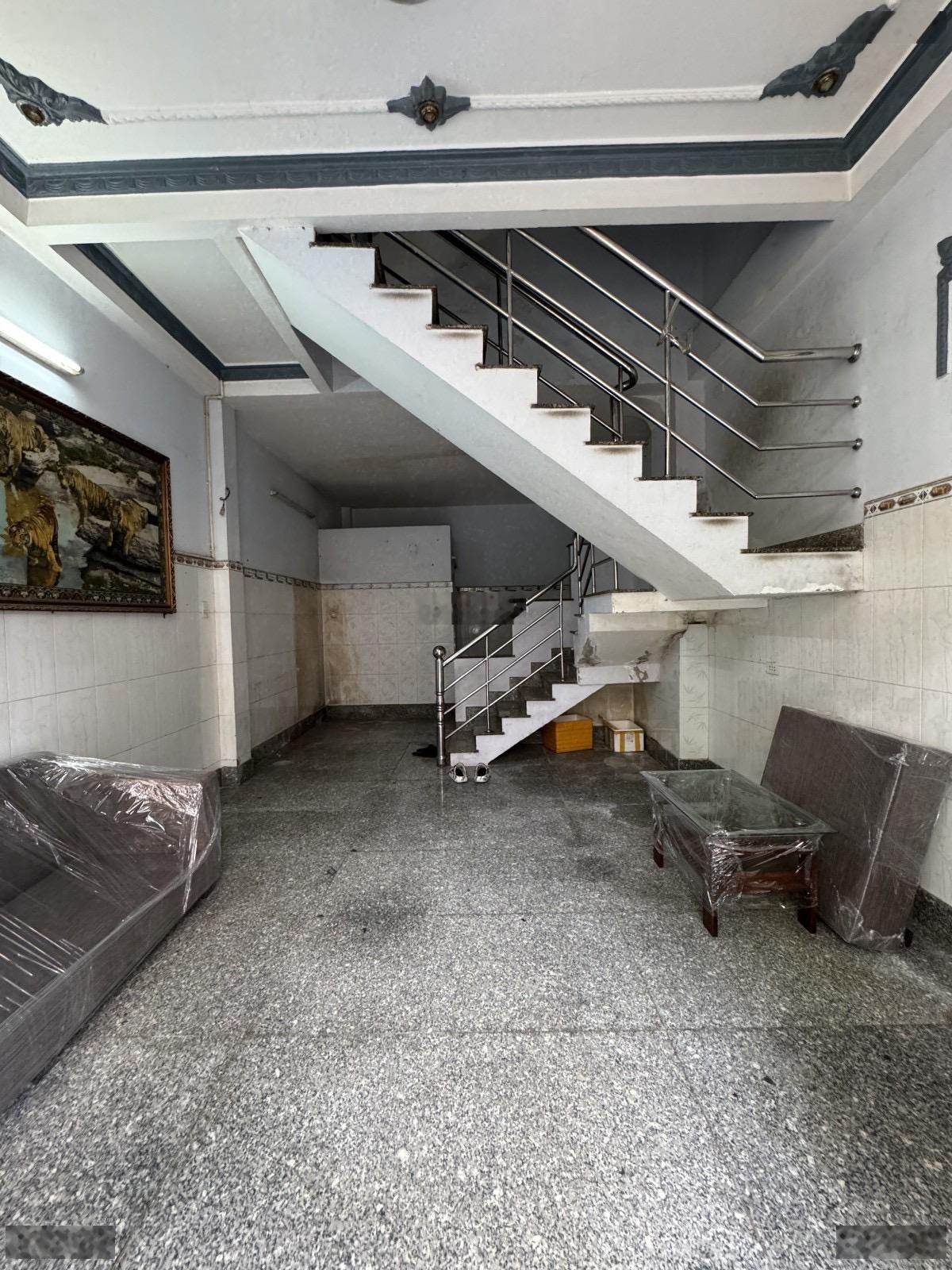 Bán nhà hẻm xe hơi - gần ngay khu Celadon City - 4x8m - 2 lầu - 4 phòng ngủ - giá chỉ 5.x tỷ