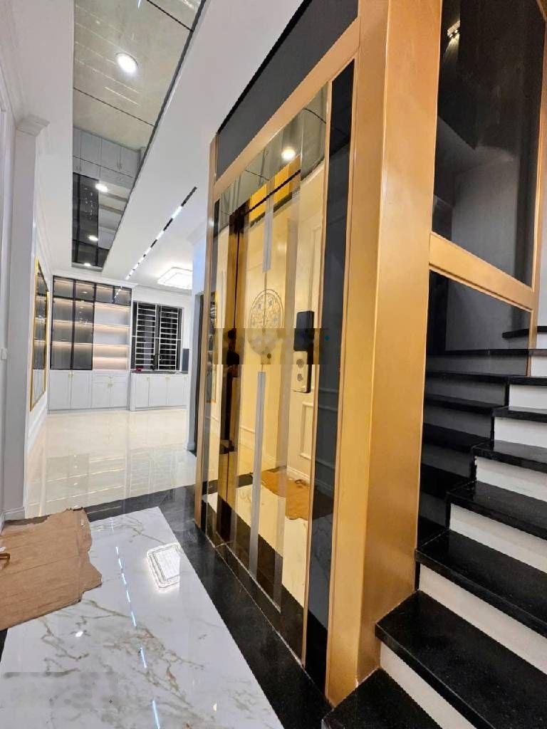 Bán nhà Hoàng Quốc Việt, dt57m, mt4m, phân lô 7 tầng Thang máy, ô tô vào nhà, gần phố