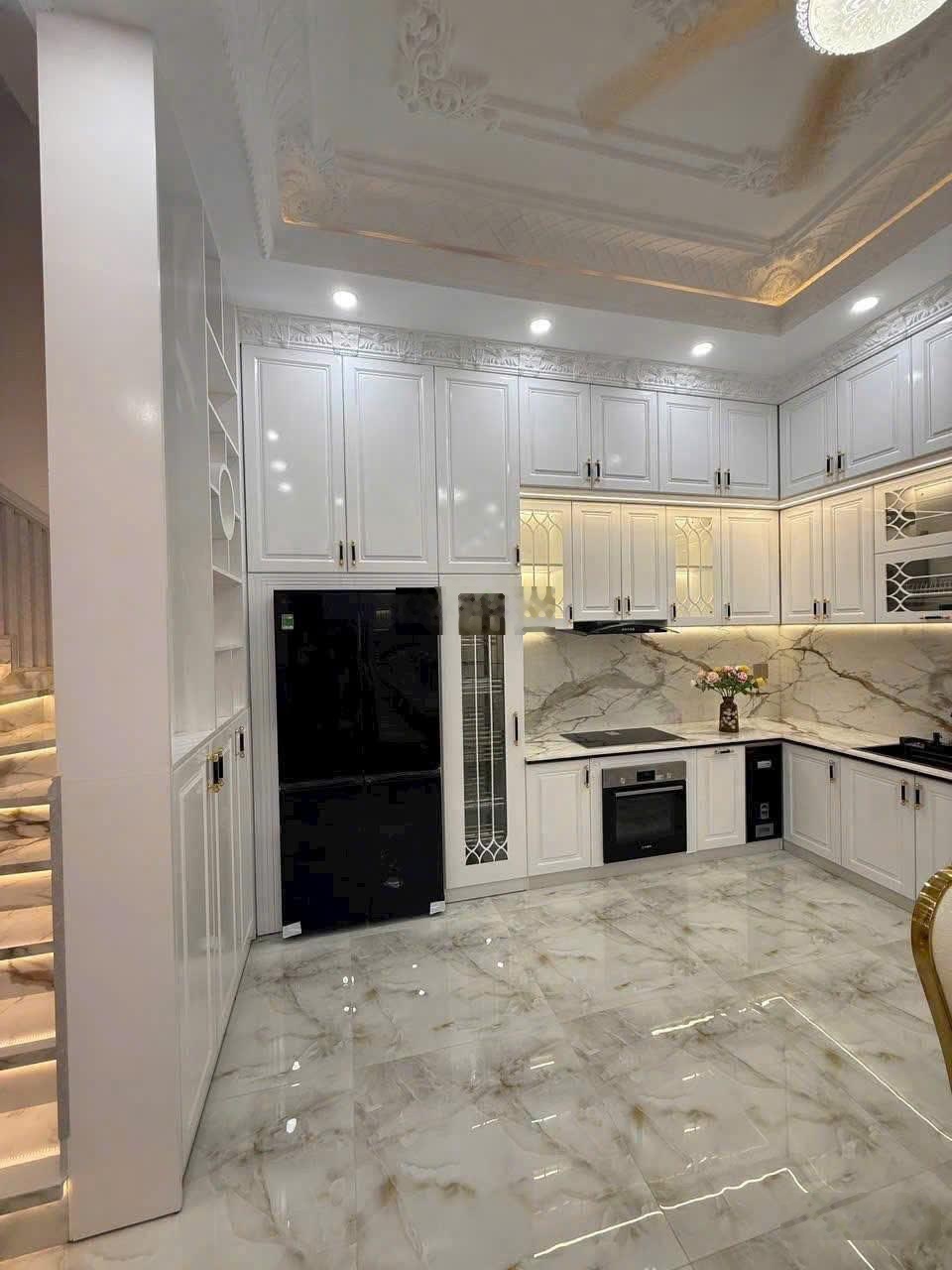 Cô chú bán nhà tại đ. cách mạng tháng 8, p.10, q.10, giá 4,95 tỷ, dt80m2 (5x16m), thuê: 31tr/tháng.