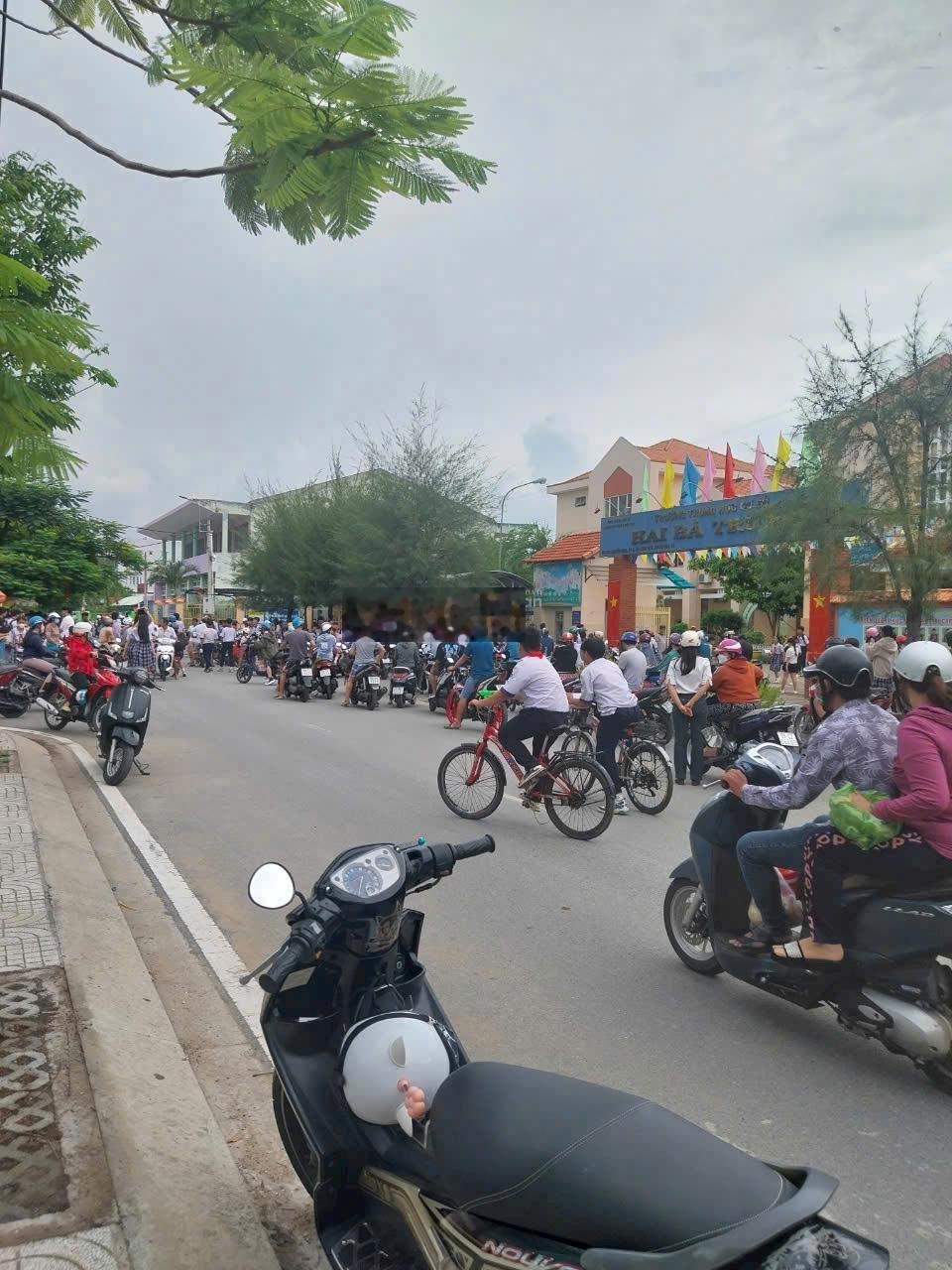 Hailongreal: Nhà bán đường Lê Văn Lương, giá: 8,8 tỷ, DT: 7.5x26.5m, 1 lầu, đối diện trường Lê Lợi