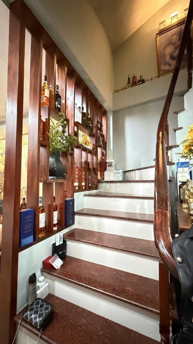 Bán nhà phố Tôn Thất Tùng, Ngõ nông xe ba gác vài bước ra ô tô, sát ĐH Y, dân xây, ở ngay, 42mx5T