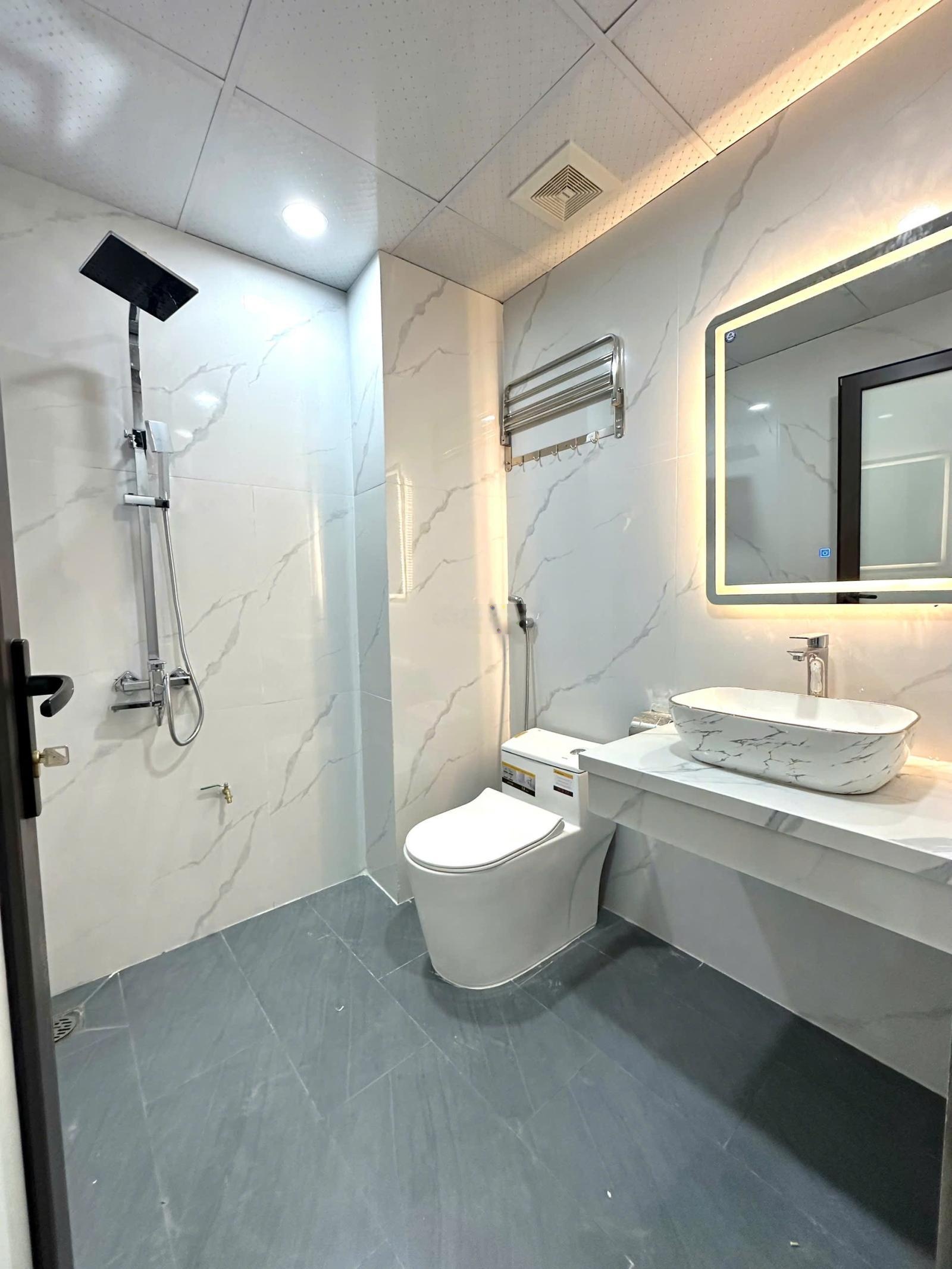 Gia đình mình cần bán căn nhà 4 Tầng ngõ Gốc Đề,phố Minh Khai.full nội thất,5PN.