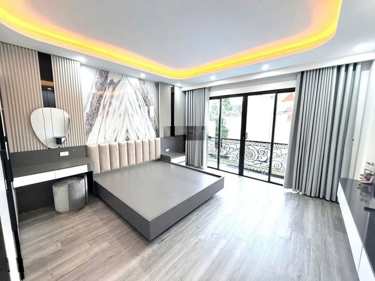 Bán nhà bát khối,40m, thang máy, gara ô tô, nội thất sang sịn,12ty