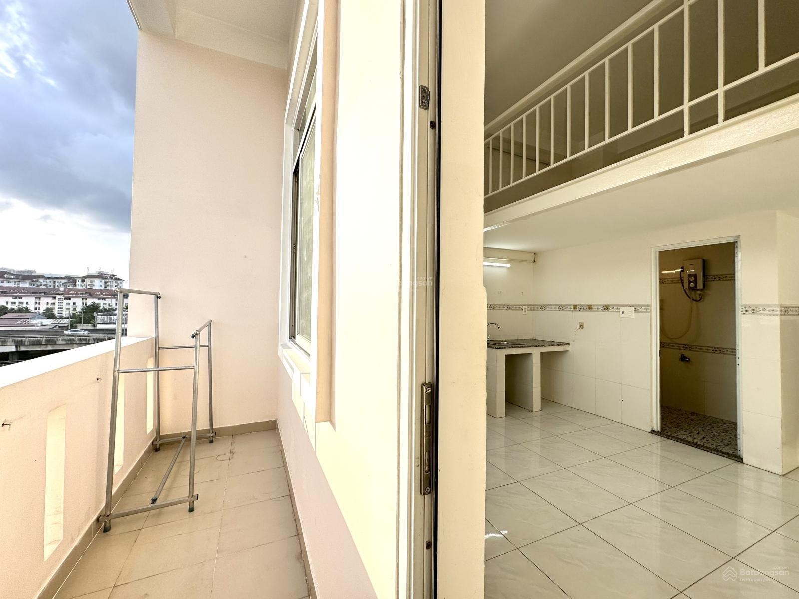 1 phòng trống sẵn - duplex gác cao 1m8 bancol cửa sổ ánh sáng - sẵn máy lạnh