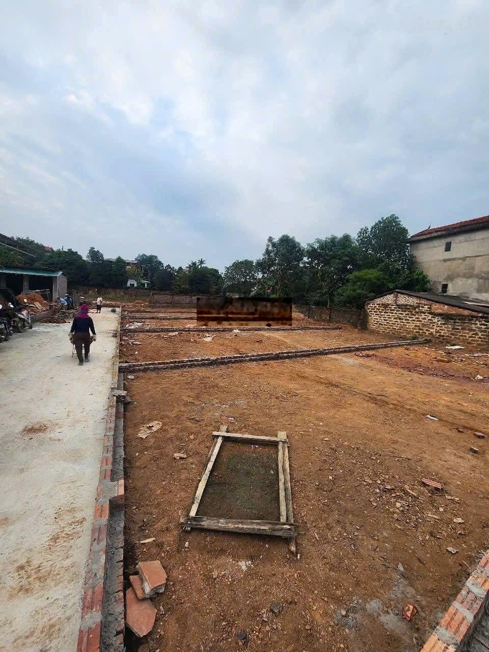 Em bán 250 mét đất sổ đỏ. Lô góc 2 mặt tiền. Mặt tiền 12 mét. Giá chỉ hơn 14,5tr/m