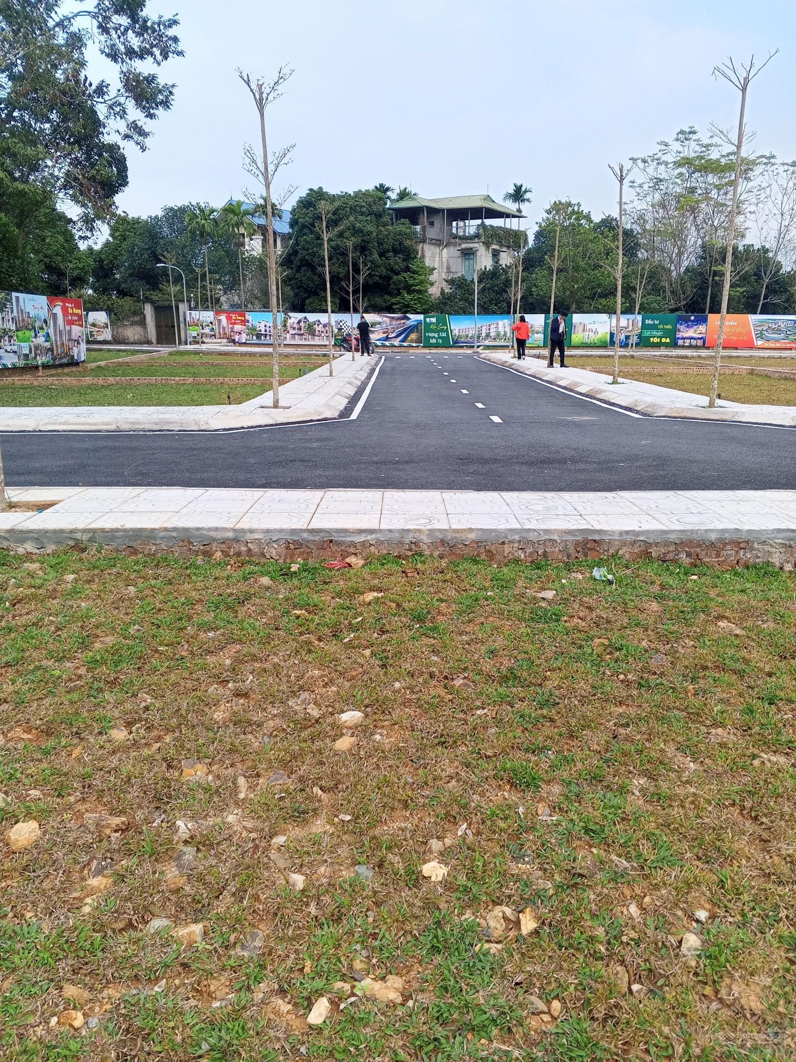 Bán 2 sổ đỏ tặng 100m2 đất tại trung tâm Hoà Lạc