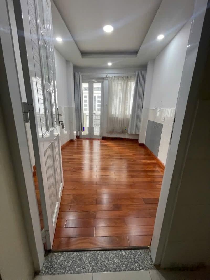 Bán NR tại Sư Vạn Hạnh, 4,3 tỷ, 16,4m2, 3PN, 3WC siêu hot