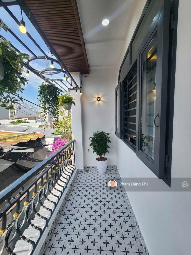 Ô tô đỗ cổng - cách 1 căn ra mặt tiền - nhà mới full nội thất - có pn tầng trệt cho người lớn tuổi.