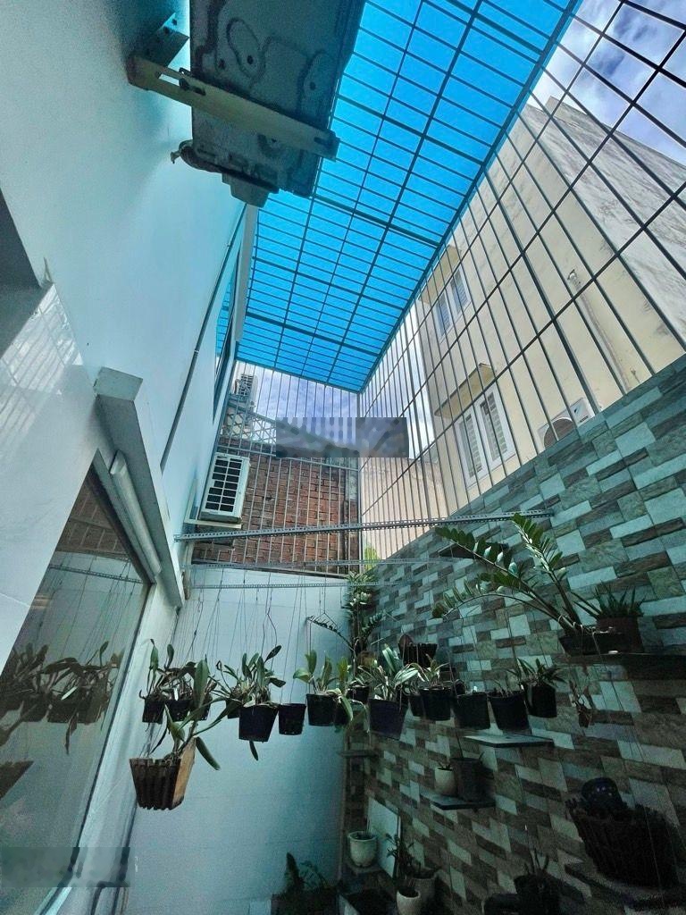 Bán nhà LK Đường TQNghị Q8 cách NVL vài bước chân, DT 5x24m2, giá 9,9 tỷ. An ninh và Kinh doanh.