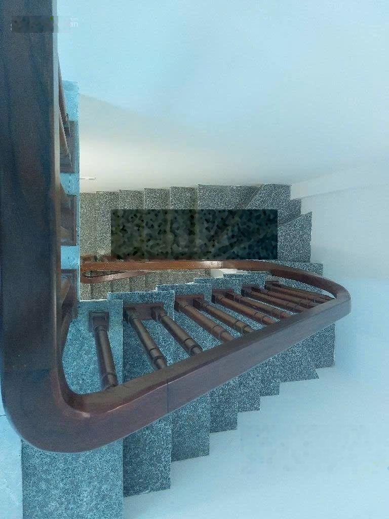 + Vị trí nhà cách phố Yên Sở 60m, ô tô đỗ 10m, ngõ nông thoáng sạch sẽ, dân trí cao. Gần trường Mầm