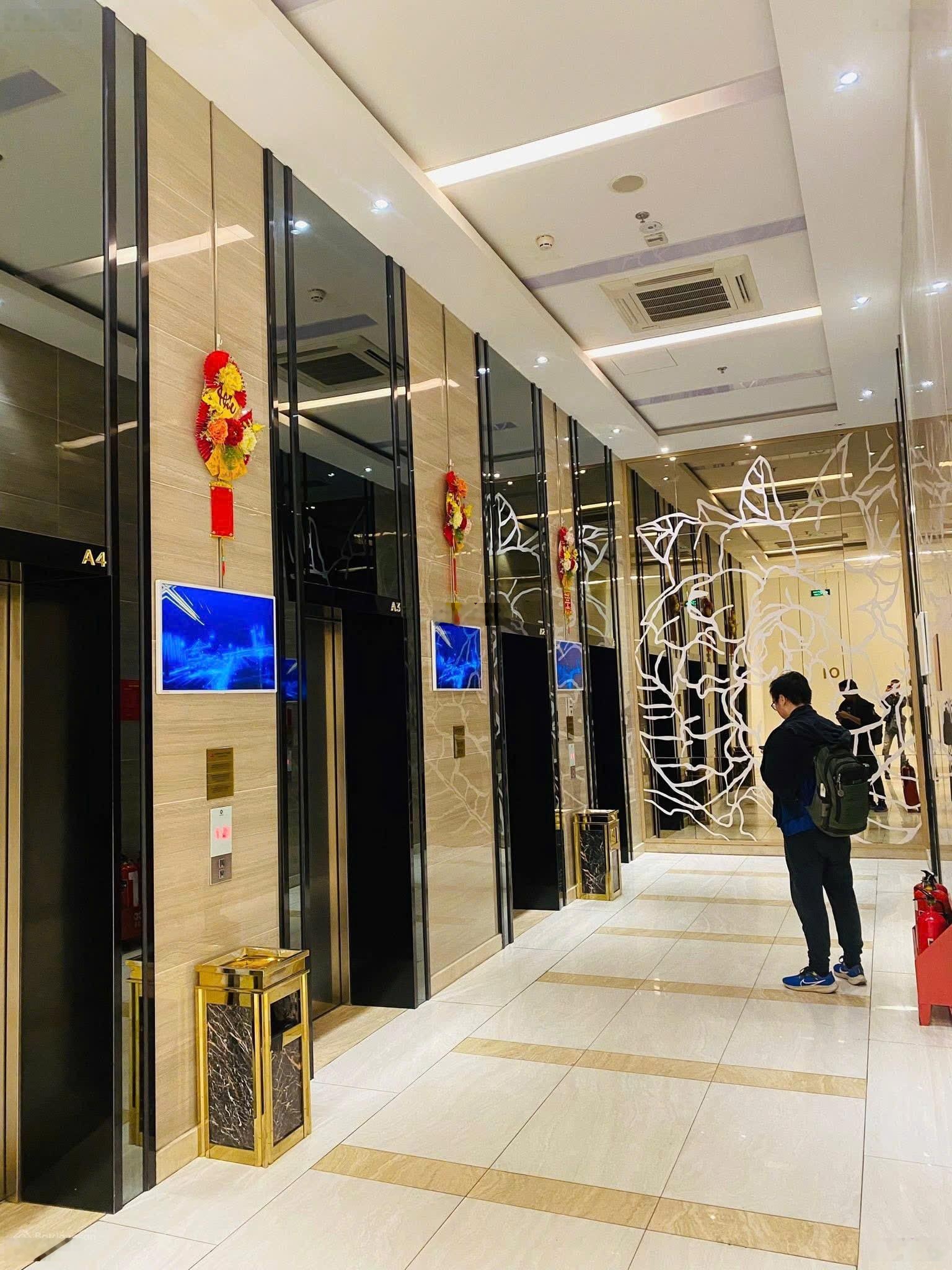 Chung cư berriver - NO4 Nguyễn Văn Cừ. Tầng 18, DT 180m, 4 ngủ, 3 wc, tặng full nội thất, giá rẻ.