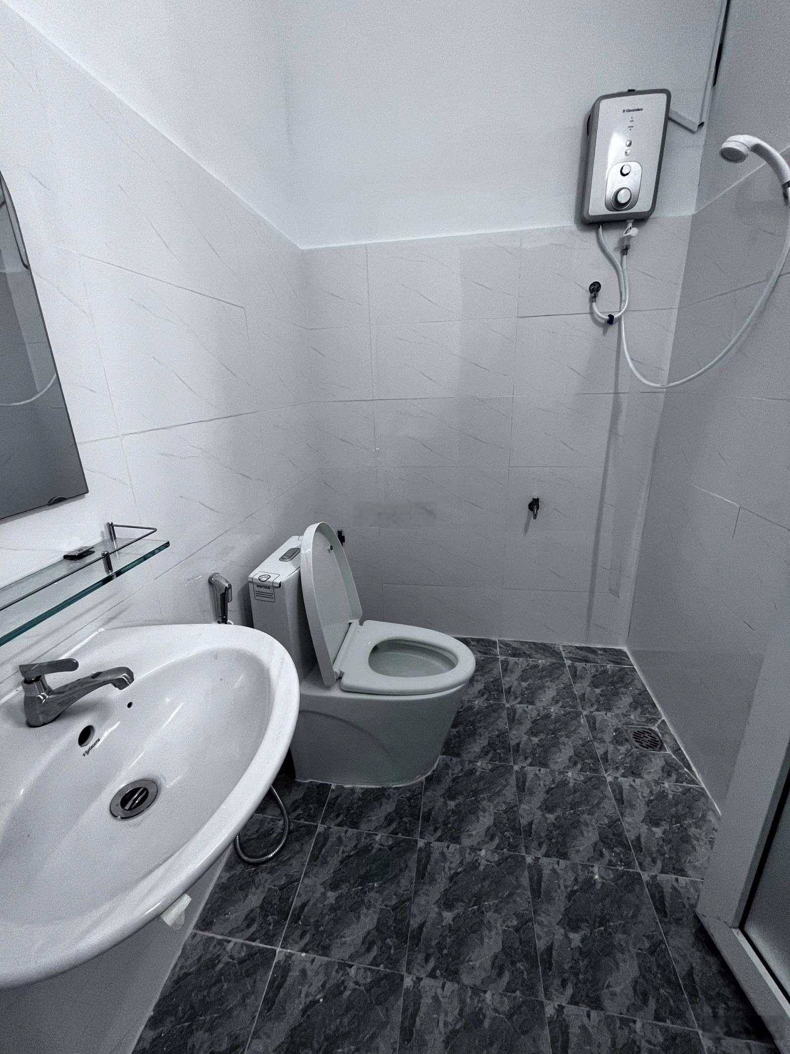 Cho thuê phòng mới 30m2, đi bộ sân bay Tân Sơn Nhất, chỉ vào ở, ngay trường Huflit, 25/83 Cửu Long