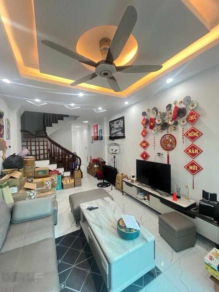 Chính chủ cần bán nhà mậu lương dt38m2,5tầng,tầng 1kd giá:7,6tỷ ngõ thông - kinh doanh