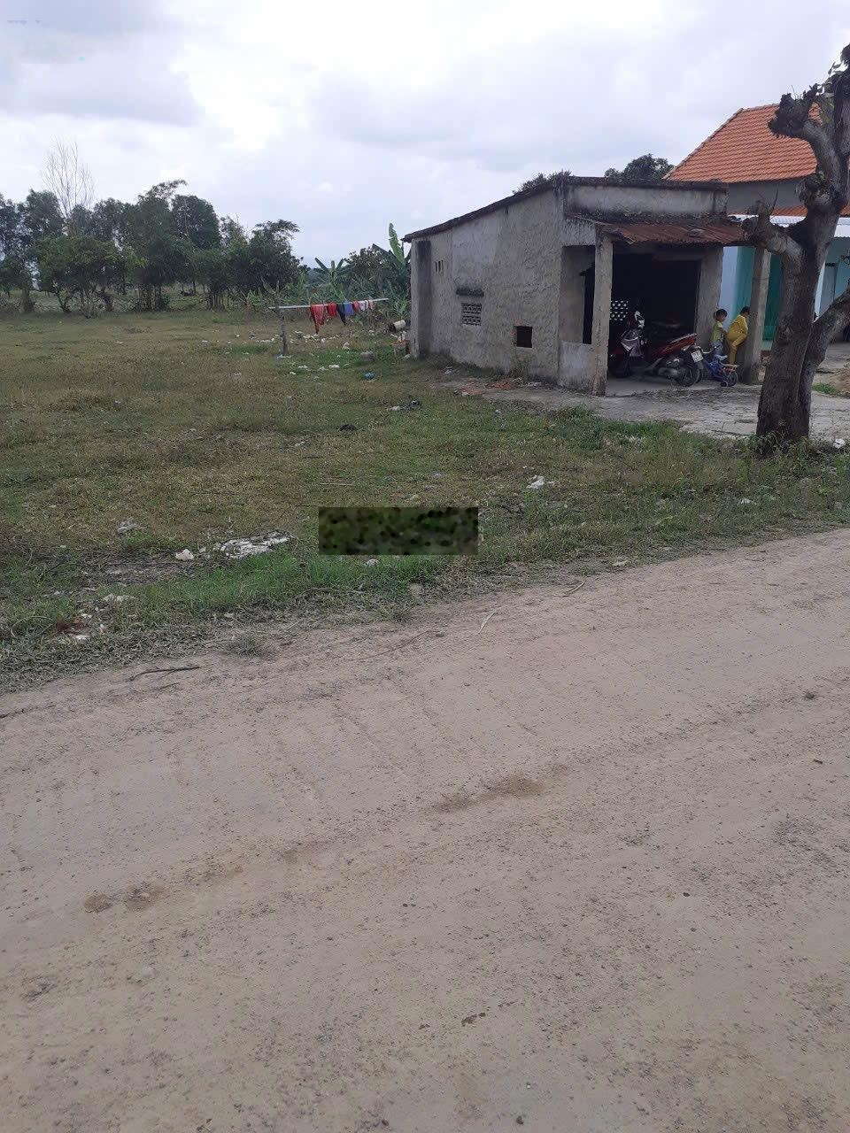 Bán đất tặng căn nhà nhỏ cũ. Diện tích 750m2 thổ cư 100/%