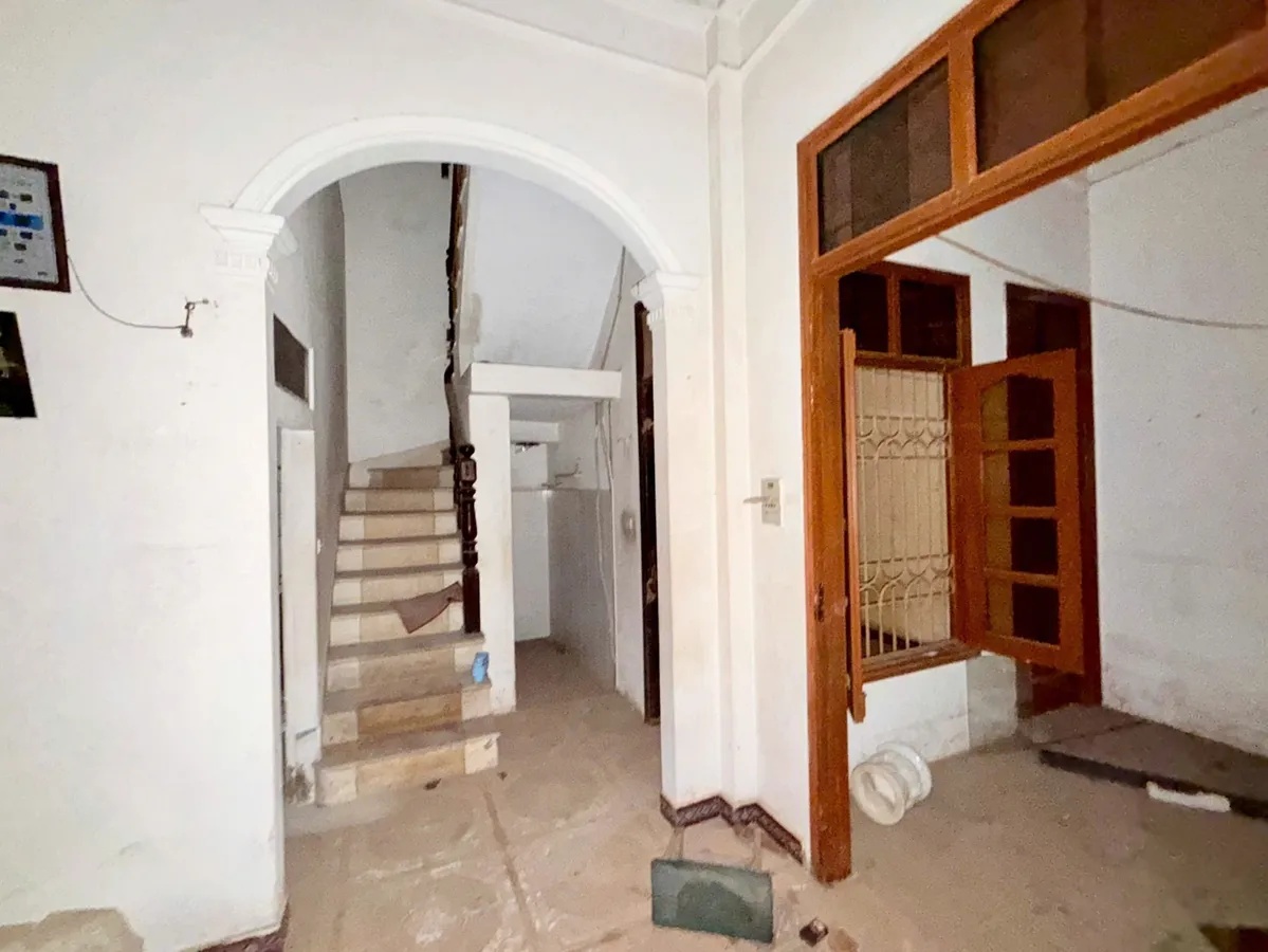 Bán đất Lạc Long Quân, 2 mặt ngõ, 42m, MT: 6m3, cách 15m ra ô tô tránh, ngõ thông