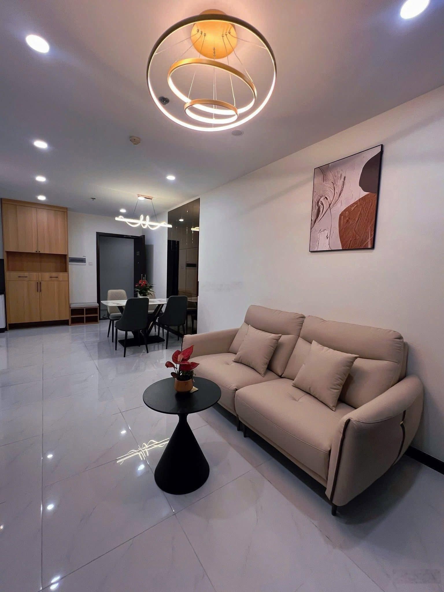 Cần cho thuê gấp căn hộ The Gold View. DT: 80m2, 2PN, 2WC. Giá 16tr/th. LH: 0365695623
