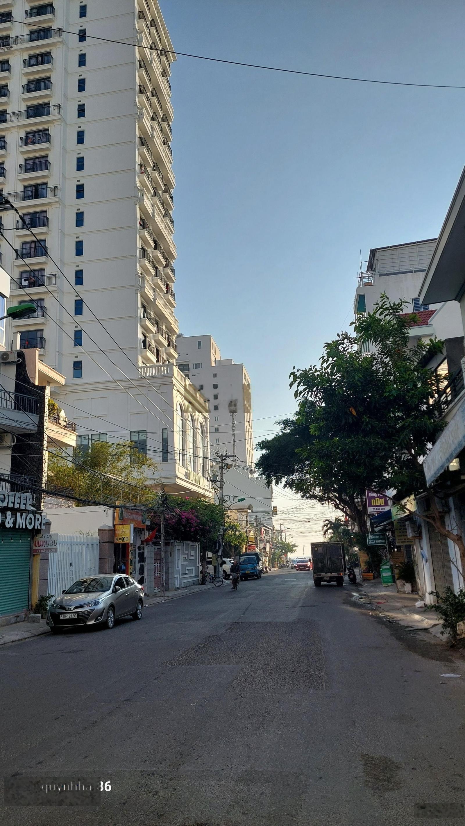 Bán nhà 3 tầng gần biển, hướng Đông, đường Sao Biển, Vĩnh Hải, Nha Trang. DT 117.6 m2 ngang 4.8m