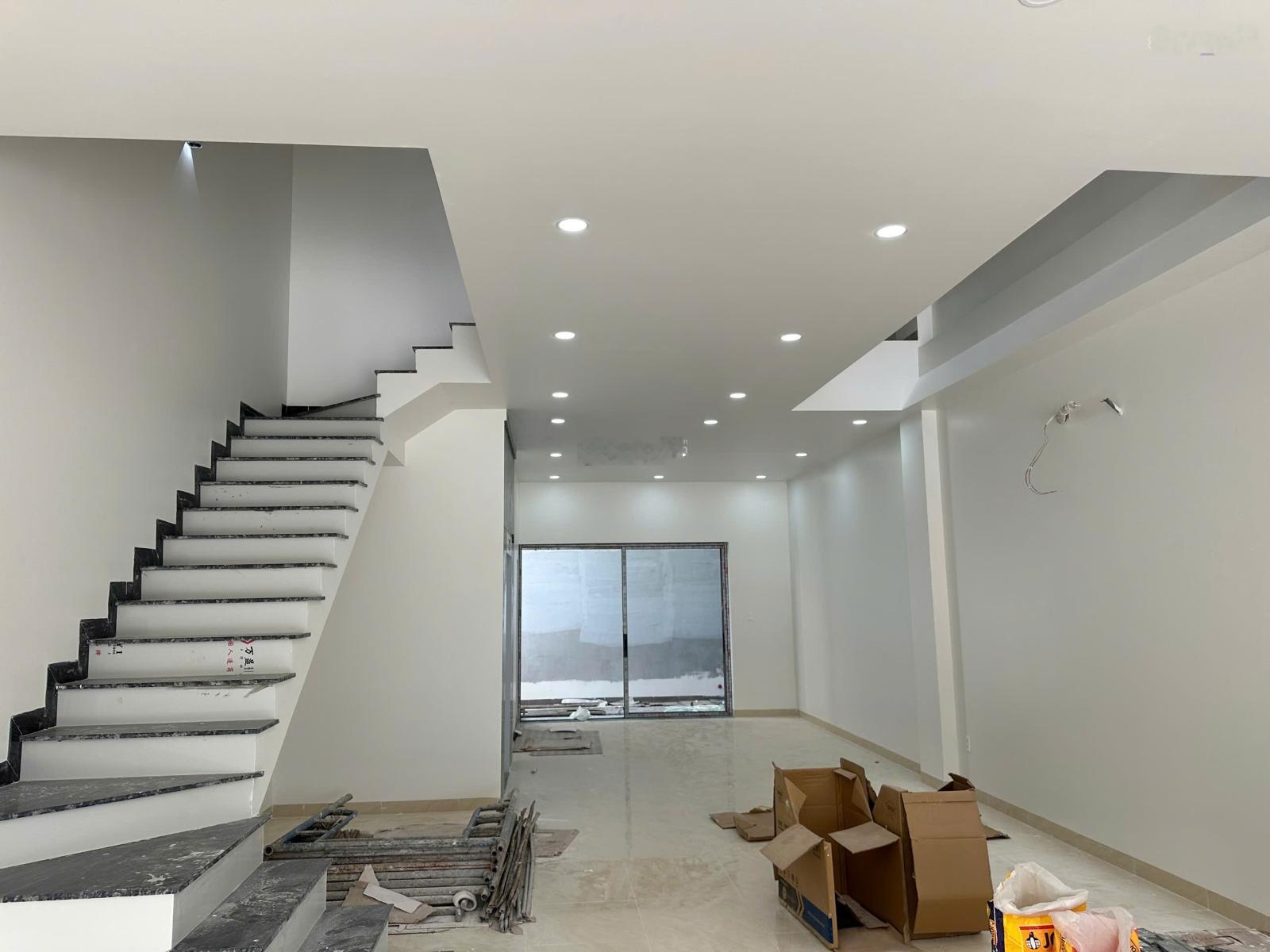 Toà nhà văn phòng 5 tầng mới lô kề góc chưa qua đầu tư giá thấp