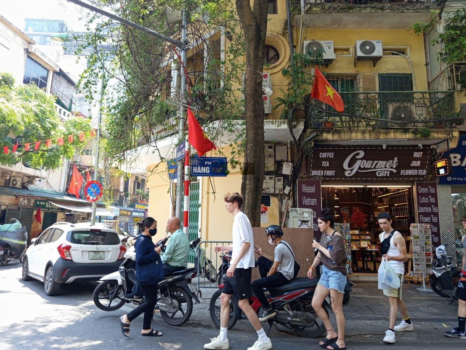 Cho thuê mặt bằng kinh doanh phố Hàng Bạc - DT 60m, mặt tiền 4m, nhận diện thương hiệu, cực đẹp