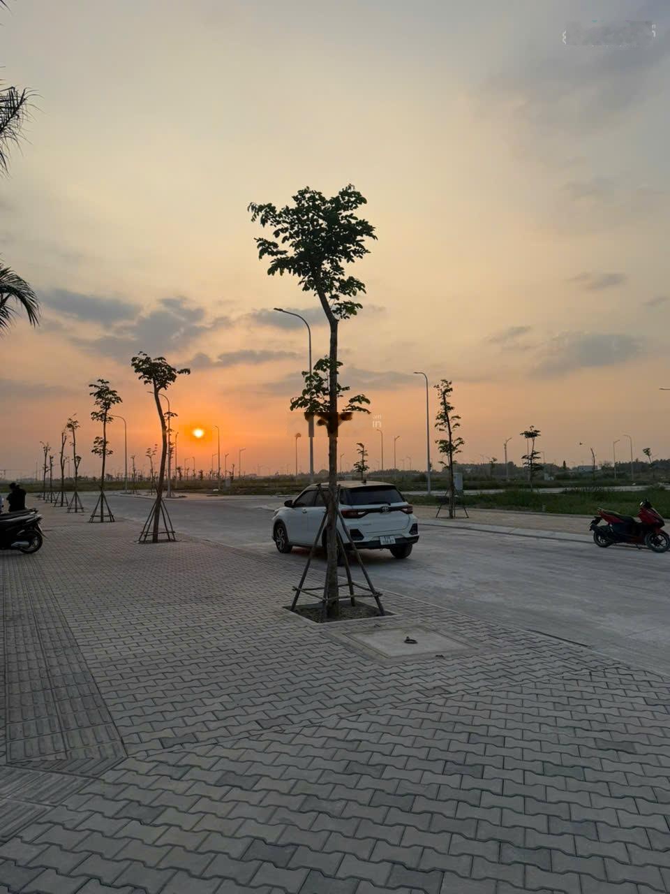 Bán lô đất liền kề KDC, nằm vị trí đắc địa, mua về Đầu Tư - Ở - Kinh Doanh đều phù hợp, Giá Tốt