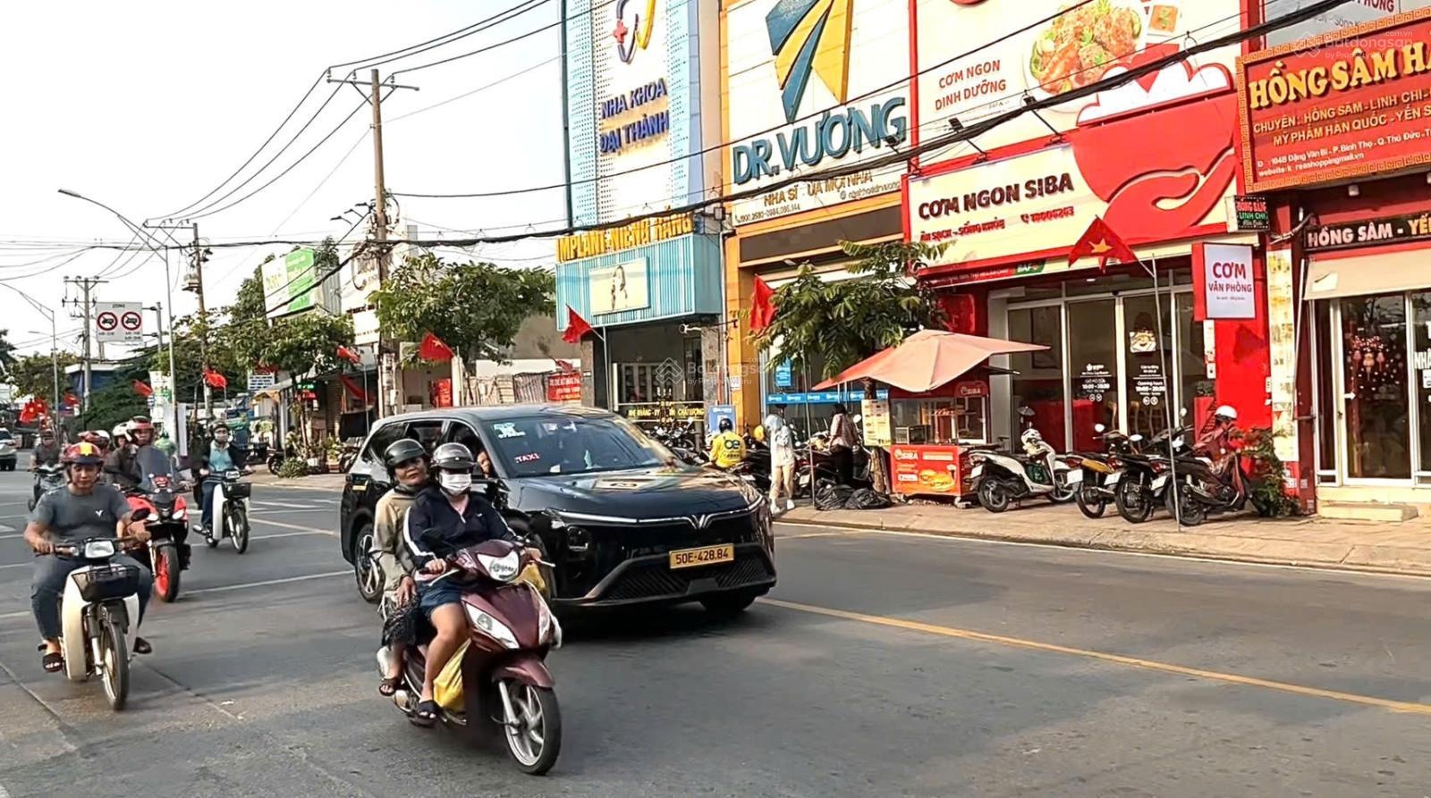 Vị trí vàng! Mặt tiền kinh doanh sầm uất, nhà 3 lầu (8x45) đường Đặng Văn Bi, trung tâm Thủ Đức