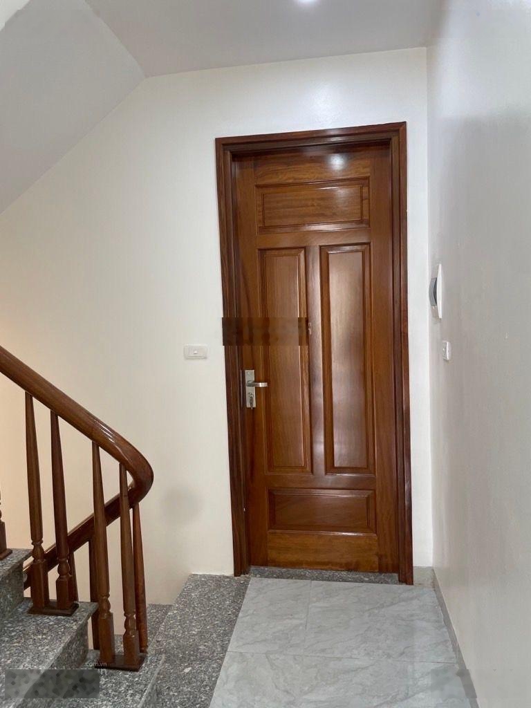 Chính chủ gửi bán dt50m2 giá hơn 6 tỷ ô tô đỗ cửa nhà 5 tầng ngọc hồi vị trí rất đẹp dân cư đông