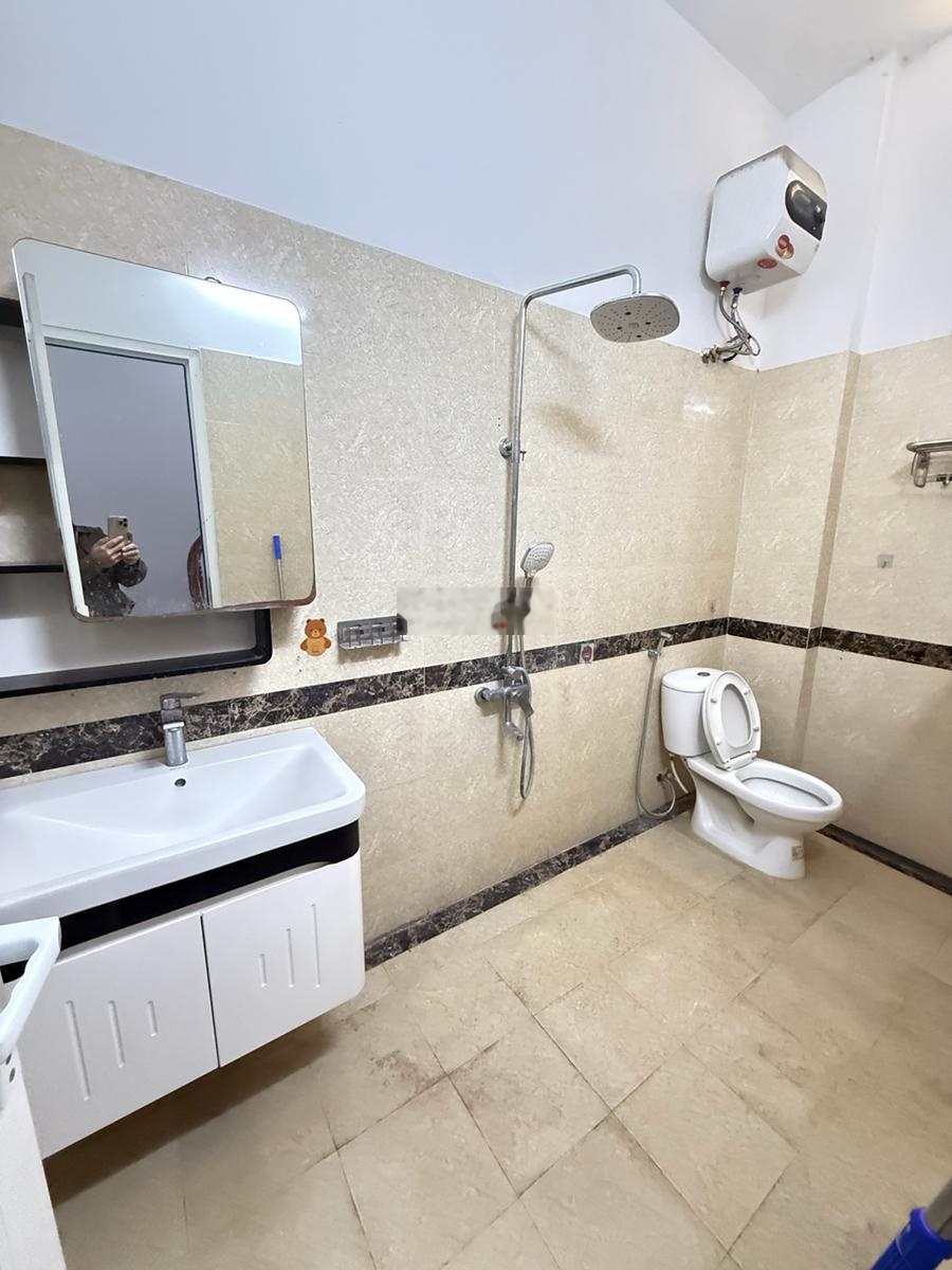 Bán nhà Hoàng Mai, trung tâm, ngõ thông thoáng, dân xây chắc chắn, SĐCC nở hậu, 6 tầng ,40m2