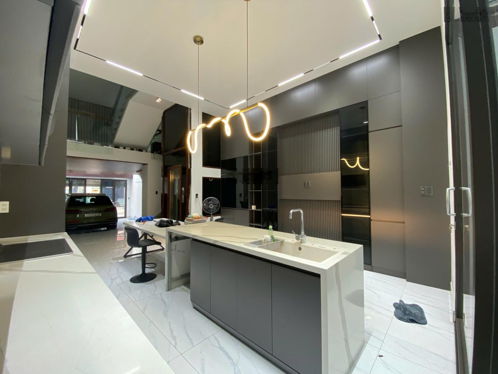 bán nhà mặt tiền đường trịnh đình trọng DT 5,5x18 đúc 1 trệt 2 lầu sân thượng bán 20 tỷ 0946567878