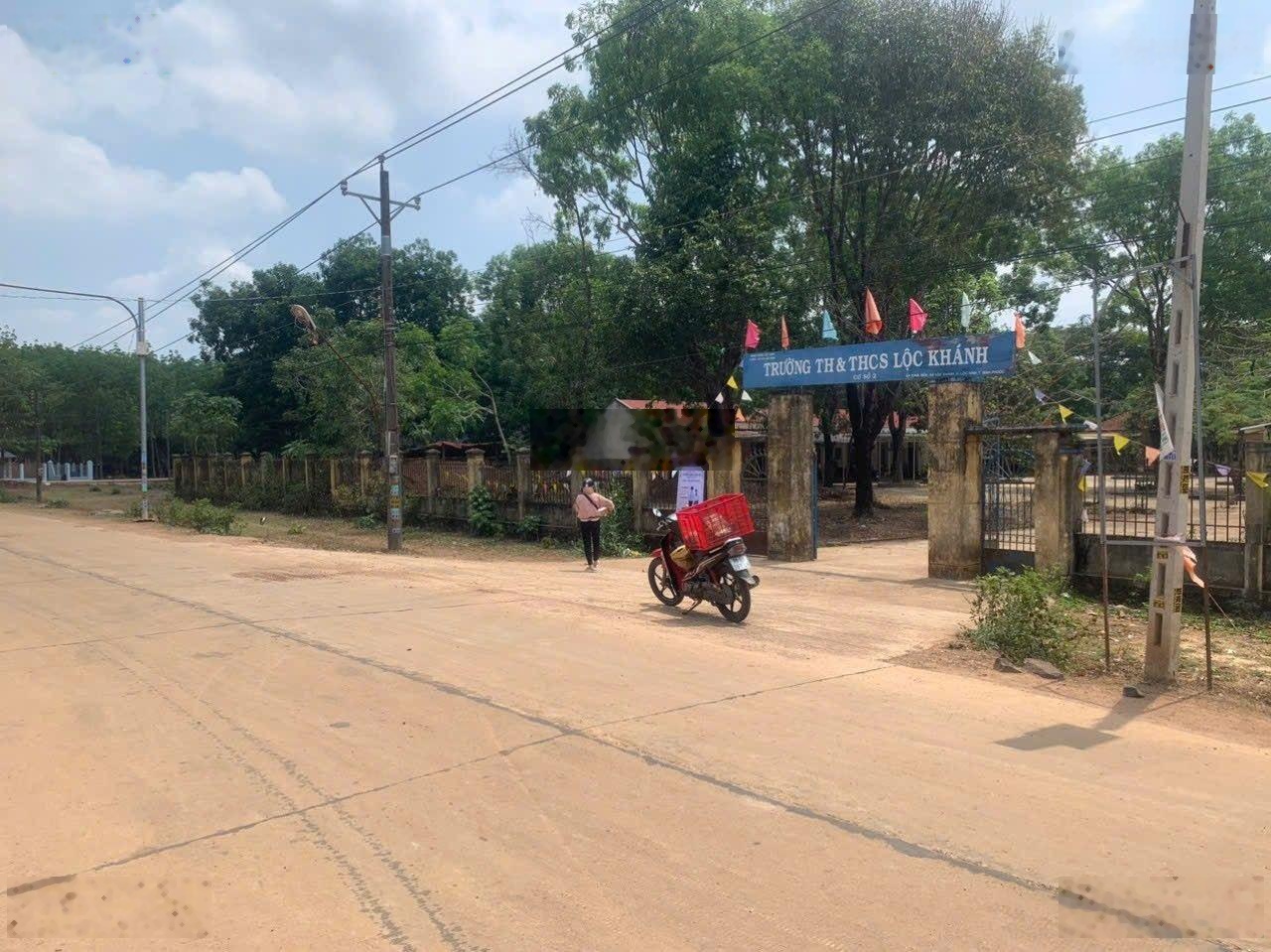 Cần bán 5 lô đất giá rẻ sau lưng trường THCS Lộc Khánh giá chỉ 350 triệu, Chính chủ uy tín