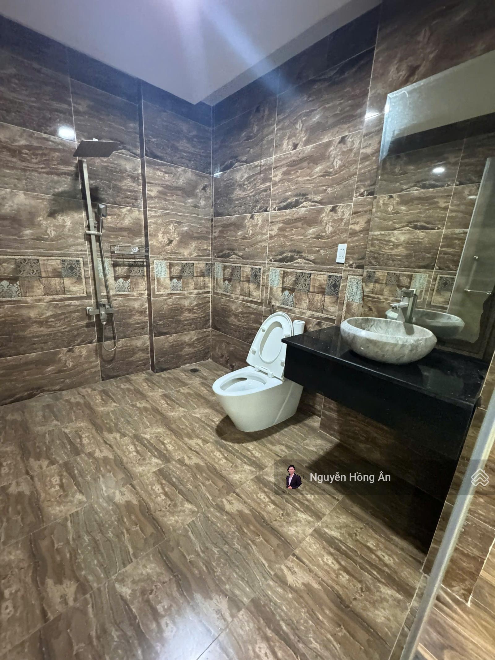 Hàng hiếm! Nhà 3 tầng KĐT Lê Hồng Phong 2 DT 64m2, nội thất hiện đại, giá 7,99 tỷ có sổ hồng