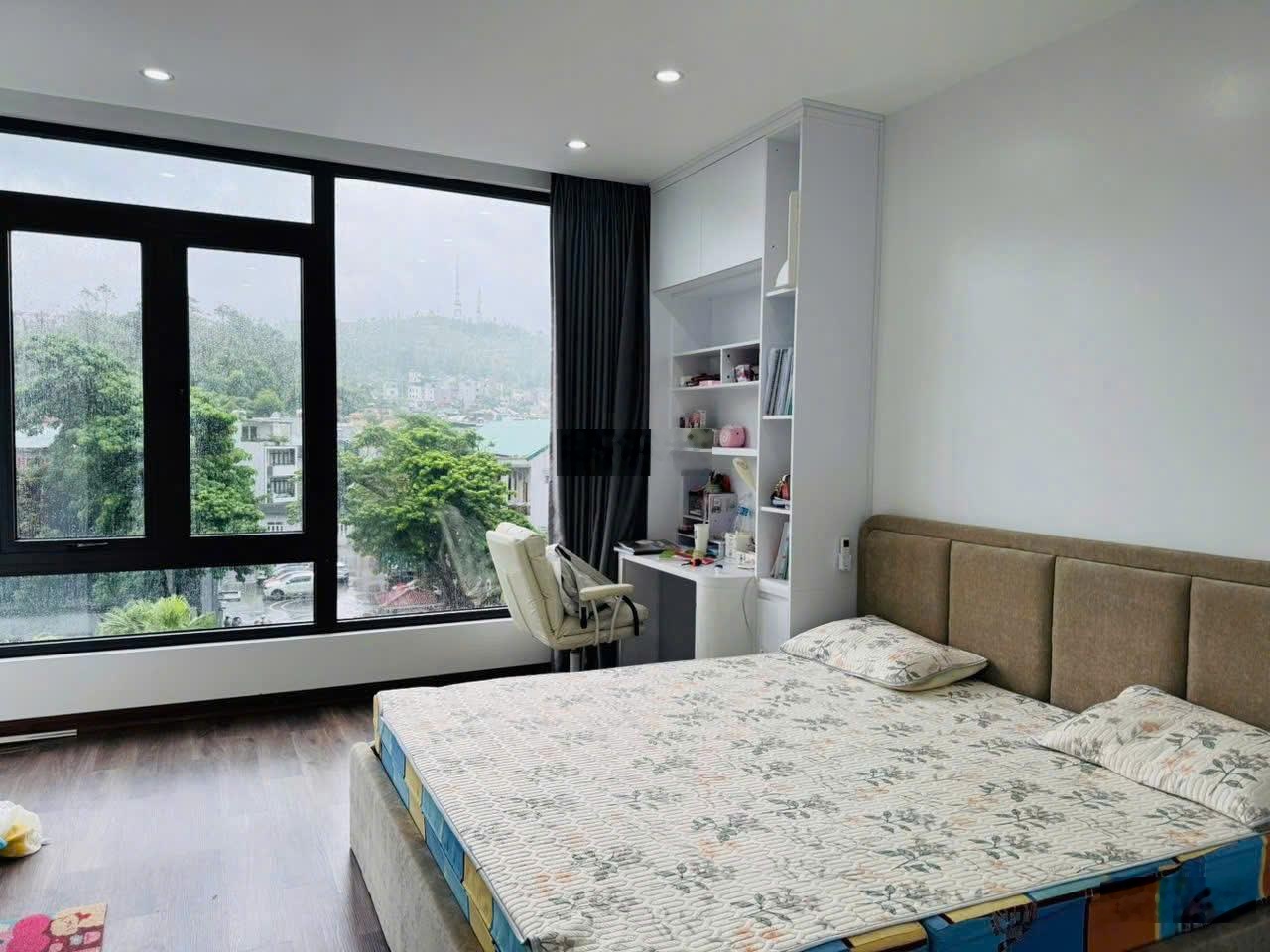 Nhà Nguyễn Văn Cừ cột 3, có Tháng Máy, Dòng Tiền đang cho thuê T1