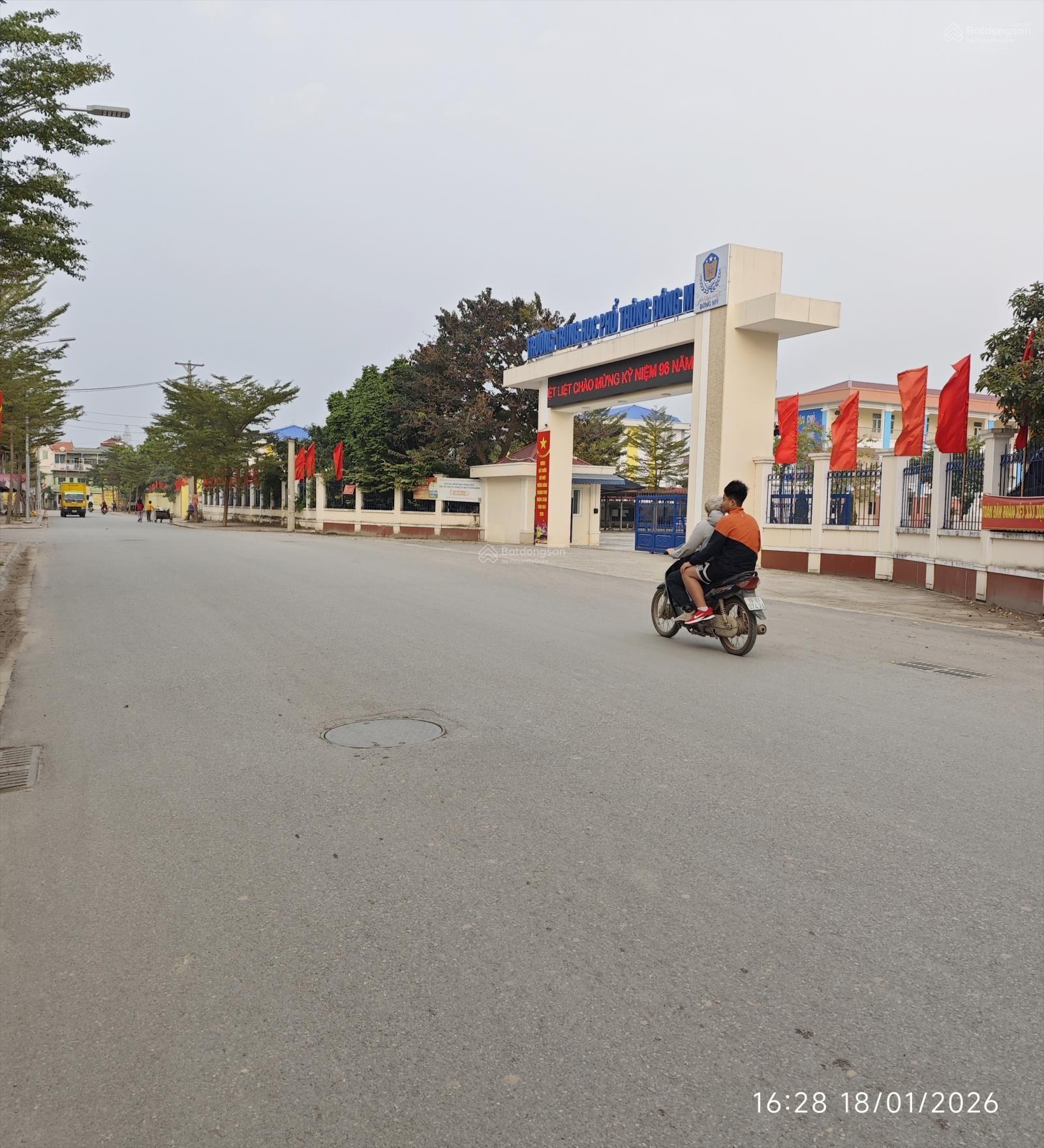 Nhà mới đón tết ! 35m2 x 5 tầng tại Đông Mỹ, Thanh Trì, giá 4.4 tỷ