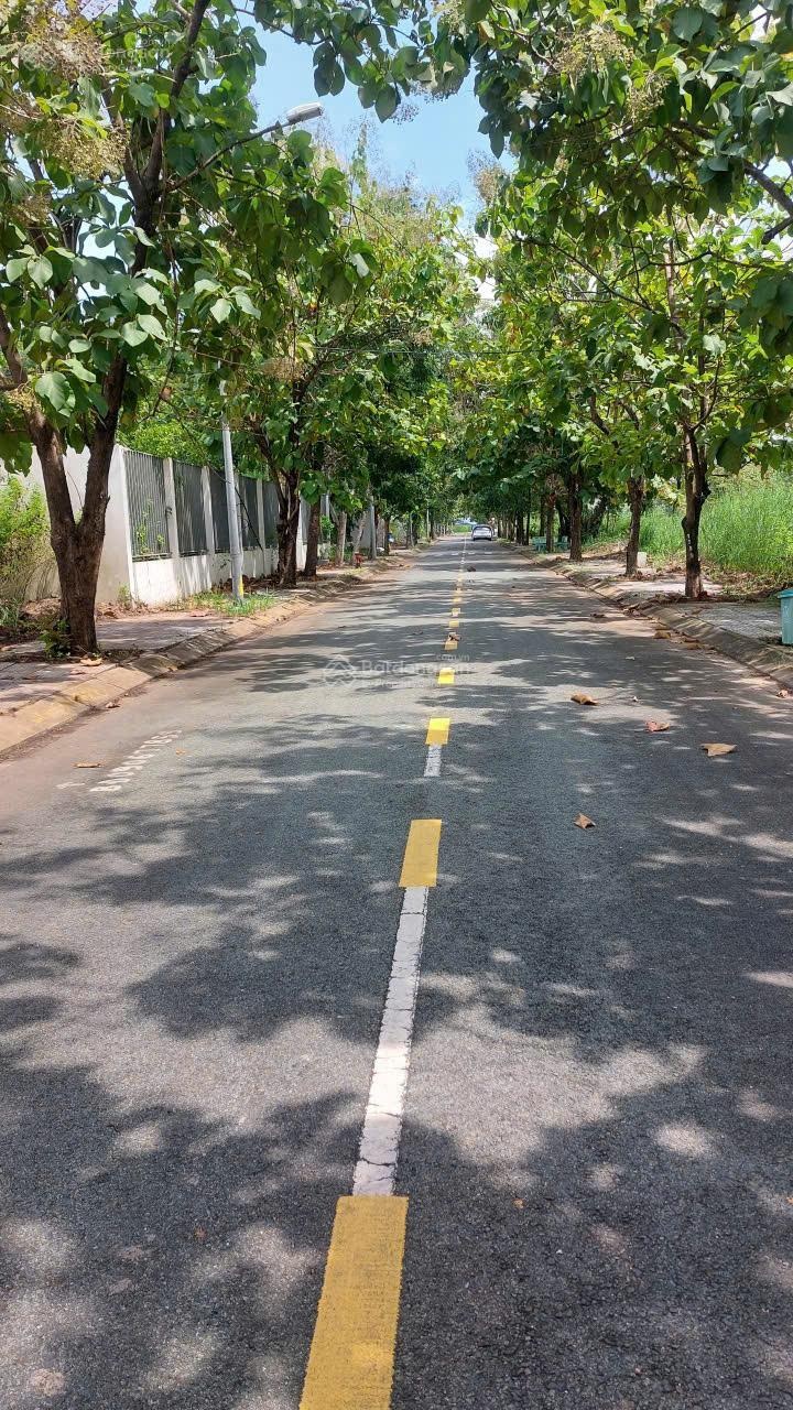 Bán đất sổ đỏ cá nhân sát trường đại học UMT.tại cát lái.Quận 2.DT 7x20m(140m2) giá 70 tr/m2.