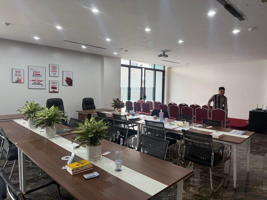 Bán nhà phố Hoàng Ngân - 90m 6 Tầng - Thang Máy Full nội thất đẹp - Kinh doanh đông đúc