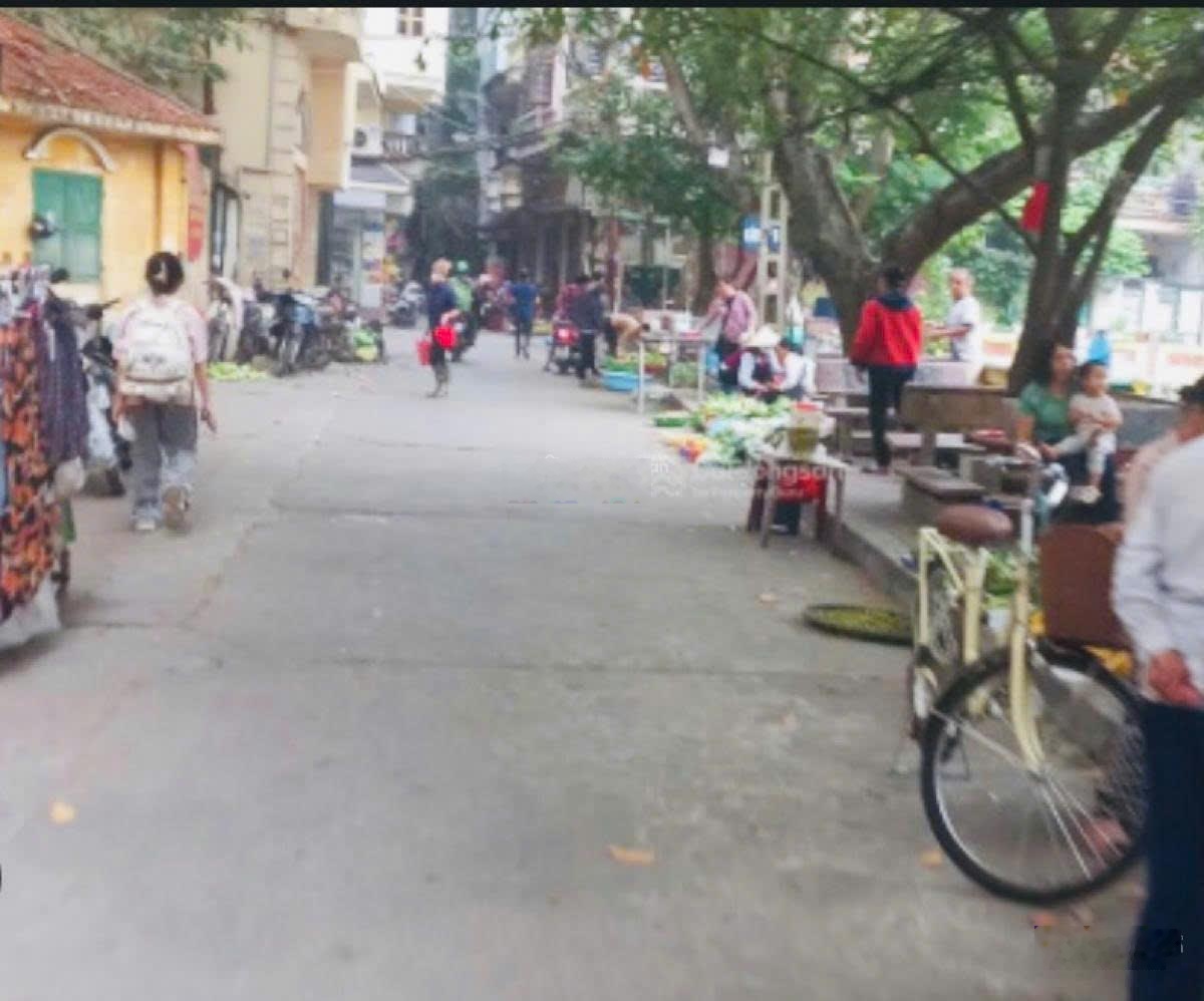 Bán nhà Tây Sơn, Đống Đa, lô góc, 2 cửa, 1 nhà ra ô tô đỗ, ngõ trước nhà rộng để 10 - 12 xe máy