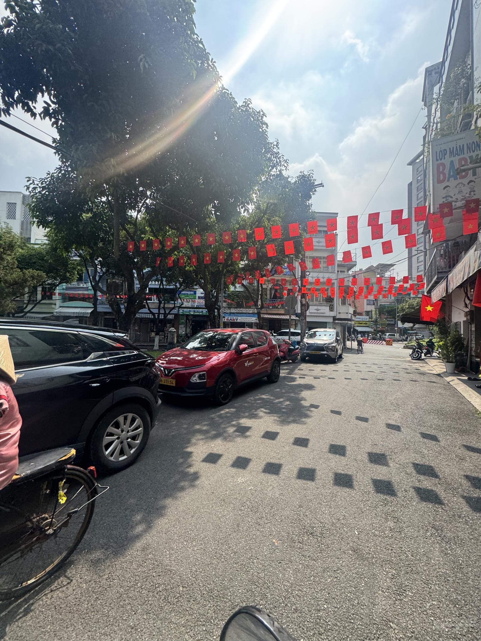 Bán nhà 5 tầng mặt công viên đường Vĩnh Hội cực hiếm