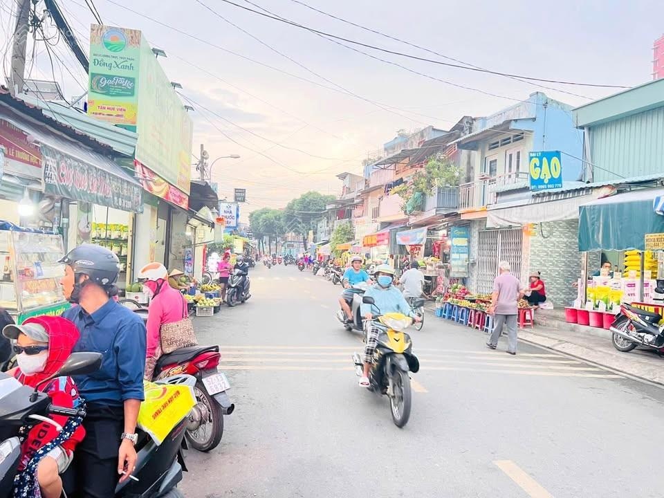 Mặt tiền kinh doanh (5m x 18m), ngay cổng chợ Kiến Thiết, sát Lê Văn Việt, cho thuê gần 400 triệu